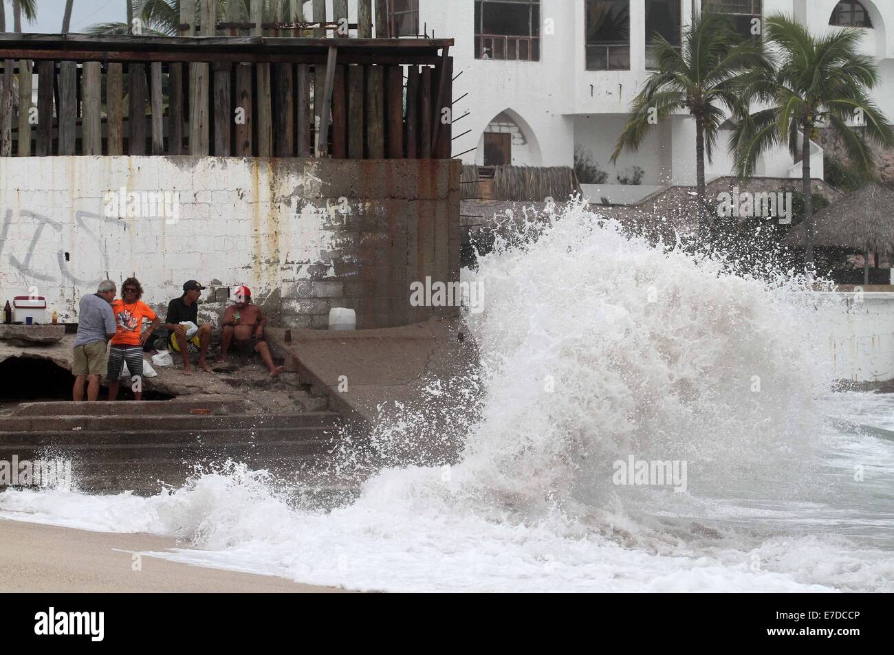 Mazatlan, Messico. Xiv Sep, 2014. La gente guarda le forti onde causate dall'uragano "Odile' al Boardwalk di Mazatlan porta in stato di Sinaloa, Messico, sul Sett. 14, 2014. Uragano Odile domenica intensificato per categoria 4 sul Saffir Simpson scala e si spostano velocemente verso la penisola della Baja California nel nord-ovest del Messico, il paese del Servizio meteorologico nazionale (SMN) ha messo in guardia. Credito: Juan Perez/Xinhua/Alamy Live News Foto Stock