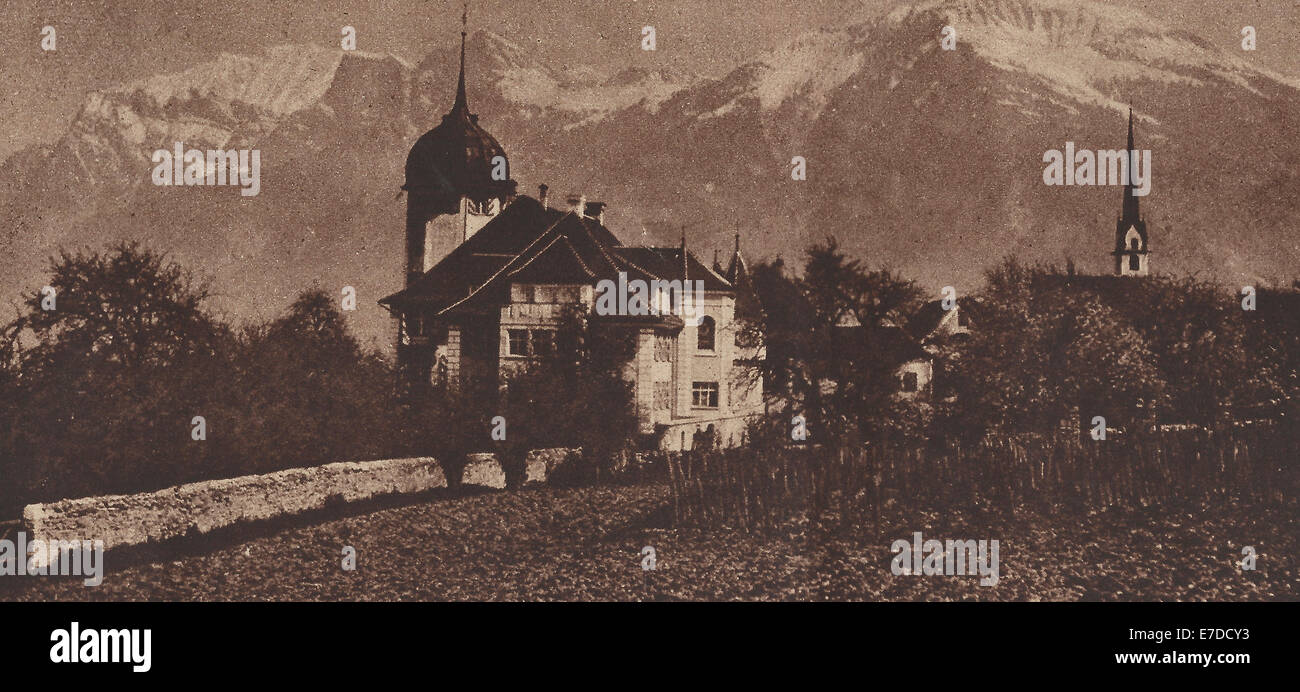 Il castello di Zizers in Svizzera, la nuova casa di ex Re Ludwig di Baviera (1919) con le montagne svizzere che mostra la distanza Foto Stock