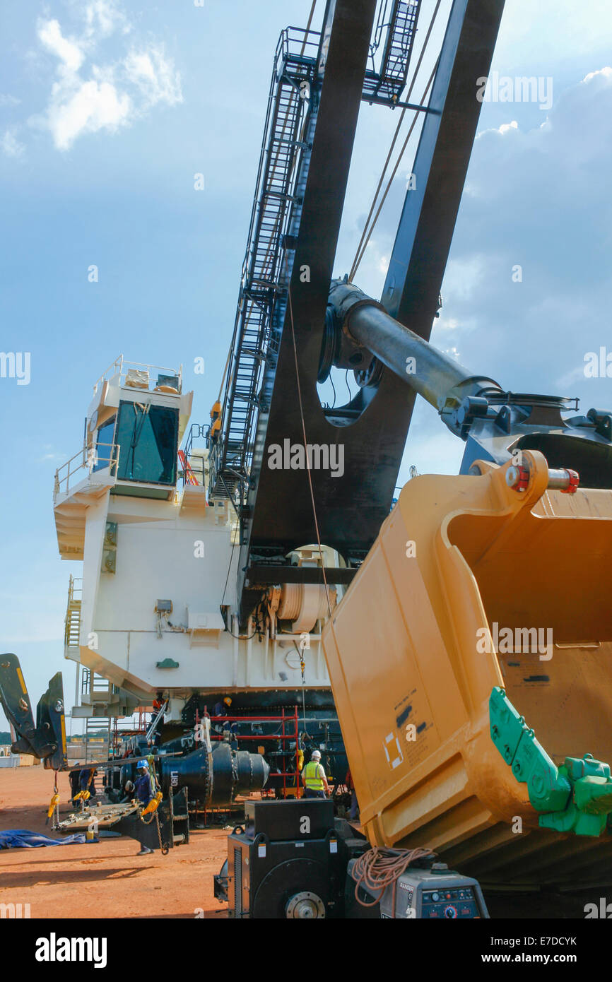 Un massiccio cavo Caterpillar cucchiaia escavatore è in fase di costruzione in un africano a cielo aperto miniera di rame. Foto Stock