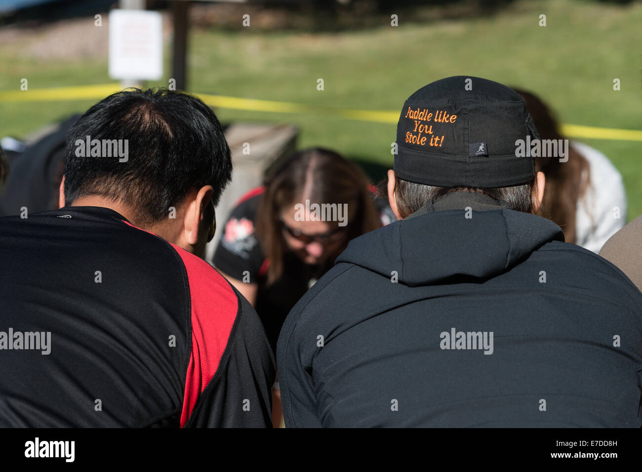 Bigfork, Montana, USA. Xiv Sep, 2014. Un team si prepara per la loro gara durante l annuale Montana Dragon Boat Festival in Bigfork, Mont., Domenica, Settembre 14, 2014. Ogni 46-piede dragon boat contiene 20 rematori, un batterista e steerer. Il caso solleva decine di migliaia di dollari per gli enti locali non-profit e attira concorrenti provenienti da Stati Uniti e Canada. Credito: Thomas Lee/Alamy Live News Foto Stock