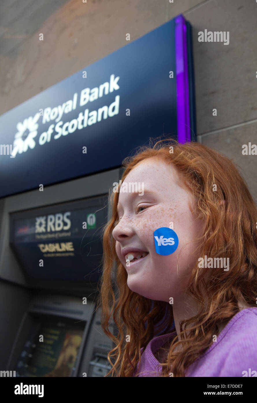 Glasgow, Scotland, Regno Unito 13 Settembre, 2014. 8 anno di età al di fuori della Royal Bank of Scotland, uno delle migliaia di sostenitori di comunità in tutta la Scozia a la campagna più importante giorno di azione la Scozia ha mai visto. Nel corso del fine settimana vi sono state più di 35.000 volontari a 473 marchi bancarelle cercando di convincere la gente a votare o non votare per la propria indipendenza e sperando che 2,6 milioni di " sì " volantini verrebbe erogato in 48 ore. © CernanElias/AlamyLive News Foto Stock