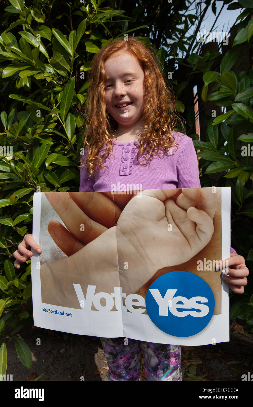 Glasgow, Scotland, Regno Unito 13 Settembre, 2014. Uno dei migliaia di sostenitori di comunità in tutta la Scozia a la campagna più importante giorno di azione la Scozia ha mai visto. Nel corso del fine settimana vi sono state più di 35.000 volontari a 473 marchi bancarelle cercando di convincere la gente a votare o non votare per la propria indipendenza e sperando che 2,6 milioni di " sì " volantini verrebbe erogato in 48 ore. © CernanElias/AlamyLive News Foto Stock