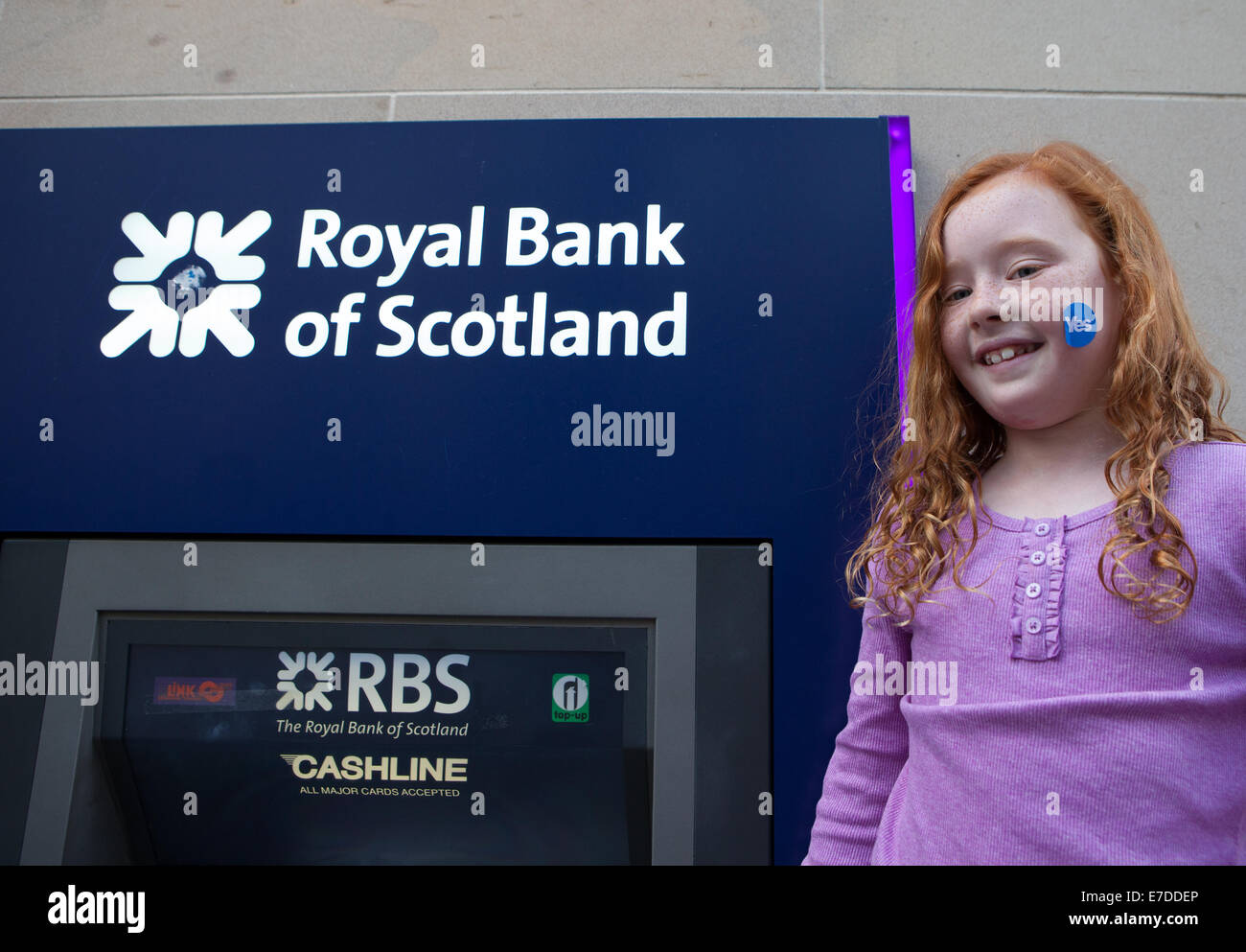 Glasgow, Scotland, Regno Unito 13 Settembre, 2014. 8 anno di età al di fuori della Royal Bank of Scotland, uno delle migliaia di sostenitori di comunità in tutta la Scozia a la campagna più importante giorno di azione la Scozia ha mai visto. Nel corso del fine settimana vi sono state più di 35.000 volontari a 473 marchi bancarelle cercando di convincere la gente a votare o non votare per la propria indipendenza e sperando che 2,6 milioni di " sì " volantini verrebbe erogato in 48 ore. © CernanElias/AlamyLive News Foto Stock