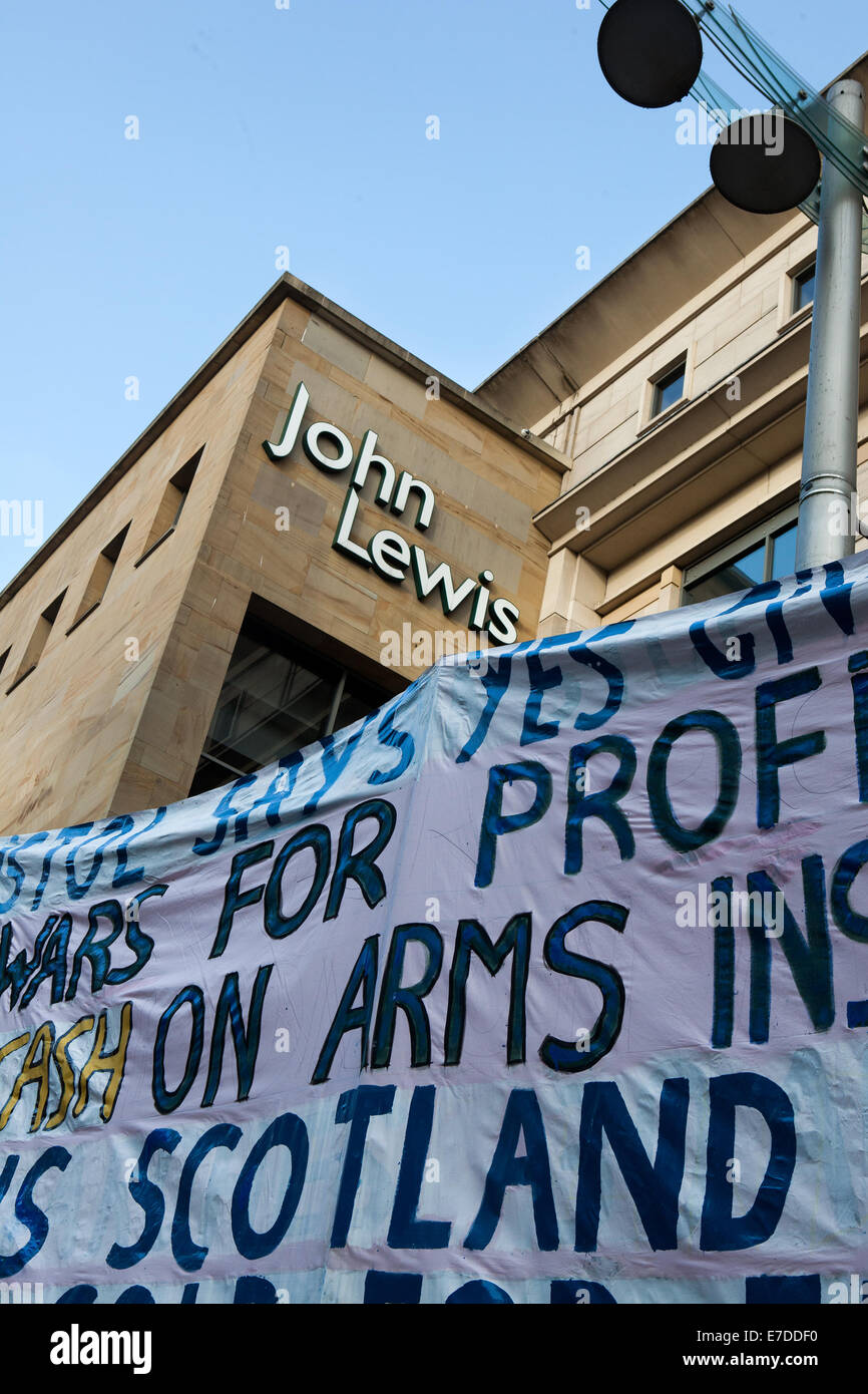 Glasgow, Scotland, Regno Unito 13 Settembre, 2014. Migliaia di sostenitori di comunità in tutta la Scozia, al di fuori di John Lewis Store, presso il più grande campagna giornata di azione la Scozia ha mai visto. Nel corso del fine settimana vi sono state più di 35.000 volontari a 473 marchi bancarelle cercando di convincere la gente a votare o non votare per la propria indipendenza e sperando che 2,6 milioni di " sì " volantini verrebbe erogato in 48 ore. © CernanElias/AlamyLive News Foto Stock