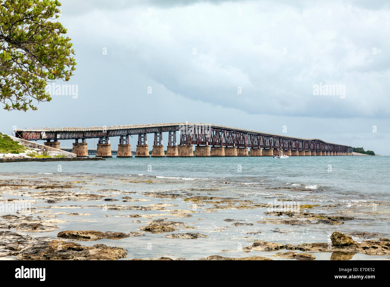 Vecchio, abbandonati di Bahia Honda rail bridge (c.1912) visto attraverso corallo rock dal porto spagnolo chiave in Florida Keys, STATI UNITI D'AMERICA. Foto Stock