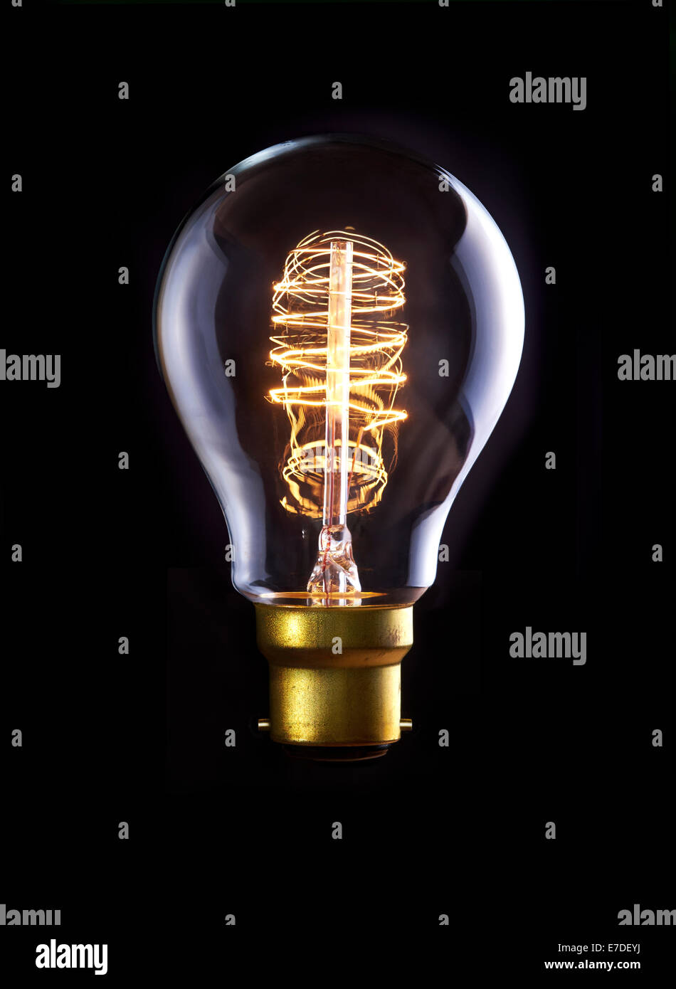 Un classico della lampadina di Edison con un filamento di loop. Acceso. Foto Stock