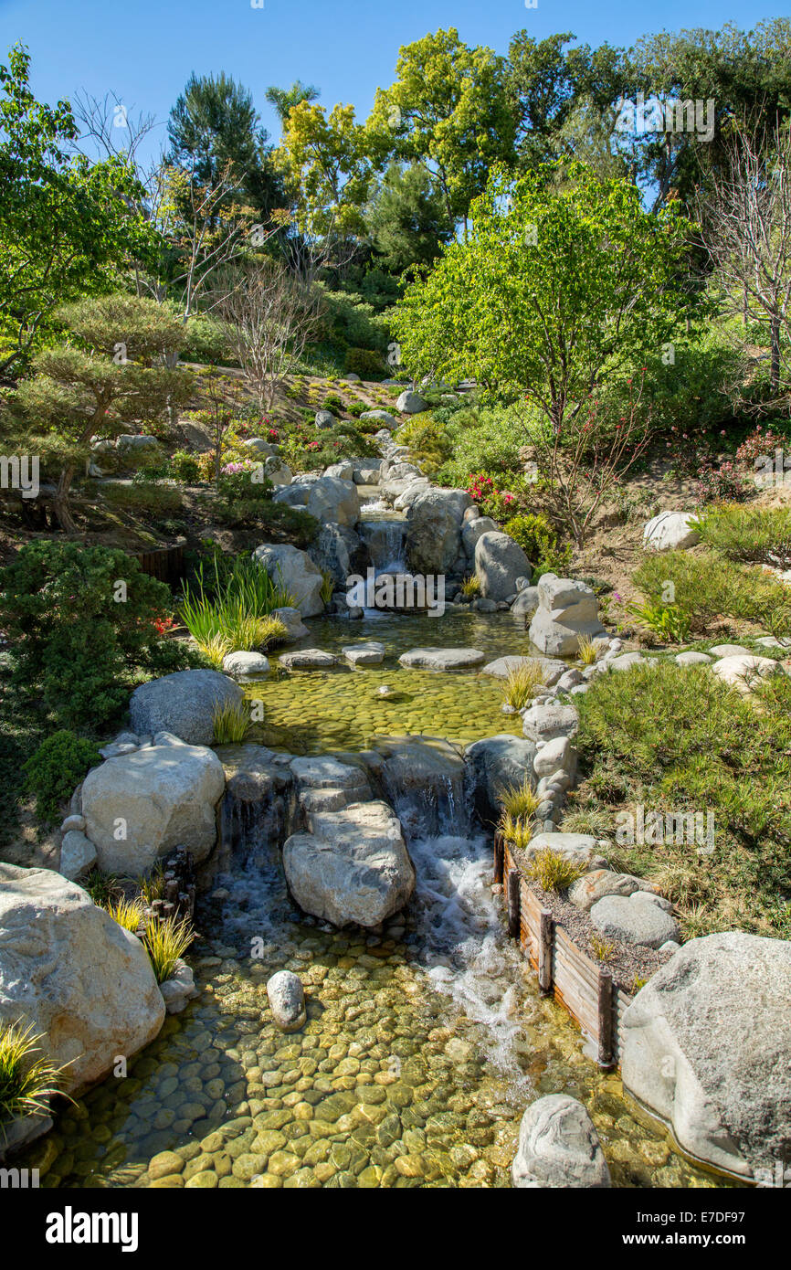 Cascata d'acqua all'interno dell'Amicizia Giapponese giardino, San Diego, California Foto Stock