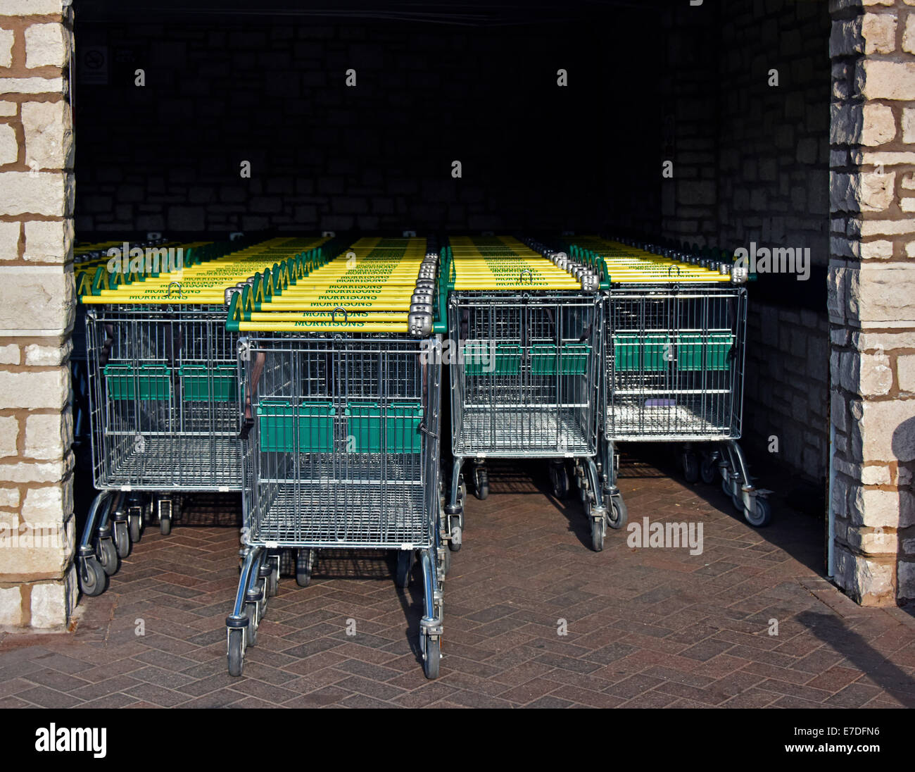 Carrelli della spesa. Morrisons supermercato, il vecchio Show Terra, Kendal Cumbria, England, Regno Unito, Europa. Foto Stock
