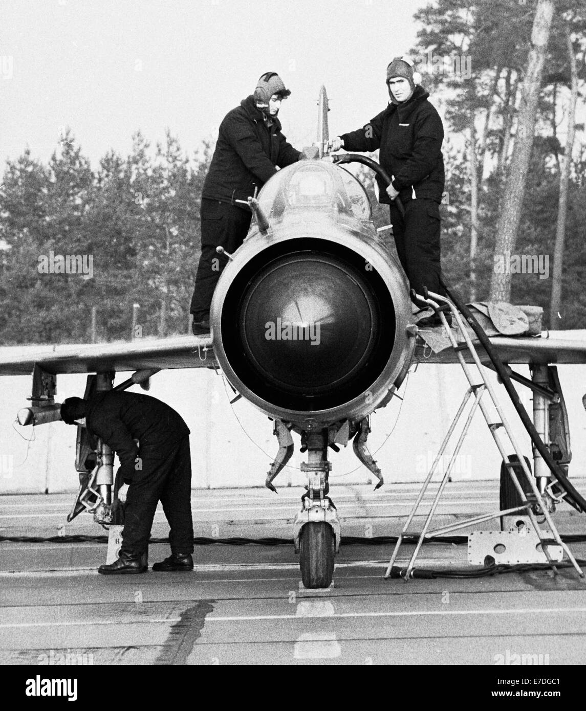 National Esercito del popolo jet fighter durante il corso di formazione nella Germania orientale nel 1984. Un caccia viene controllato e preparato per il decollo. Foto: Reinhard Kaufhold Foto Stock