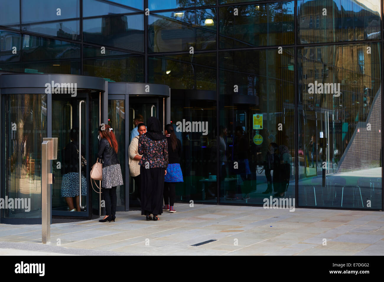 Gli studenti entrando porte principali dell Università di Bradford. Foto Stock