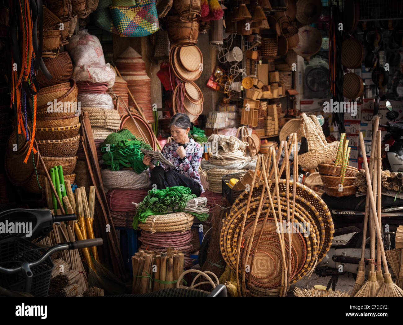 Mercato alimentare nel quartiere vecchio di Hanoi, Vietnam Foto Stock