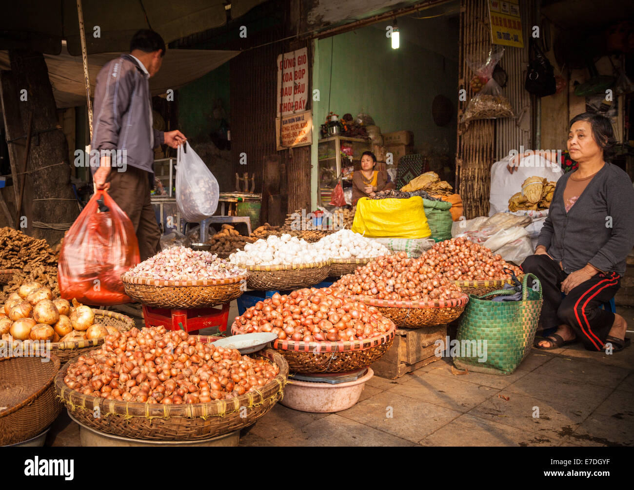 Mercato alimentare nel quartiere vecchio di Hanoi, Vietnam Foto Stock