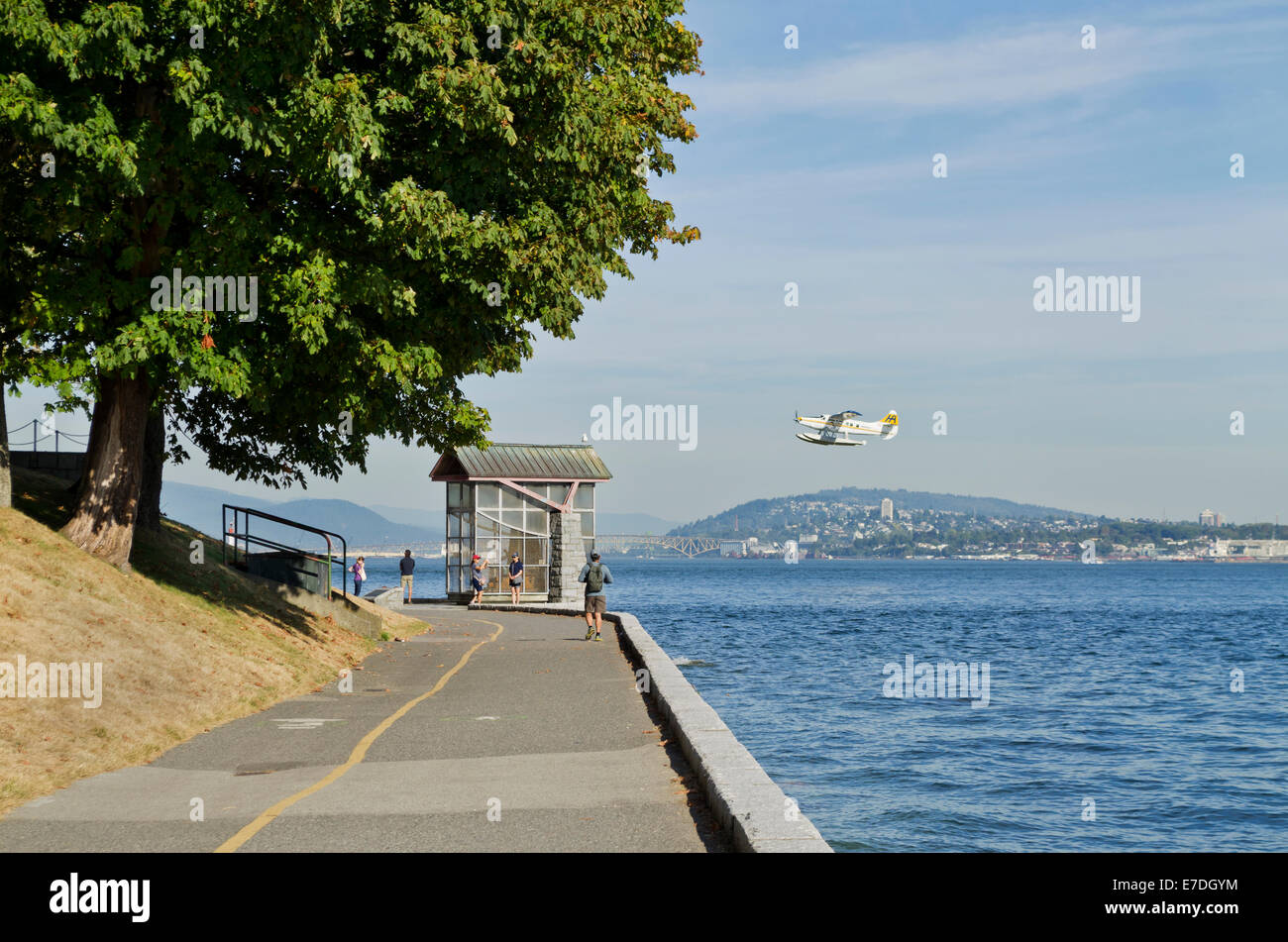 Porto idrovolante aria lasciando Vancouver, battenti da Stanley Park seawall. Centro storico di nove ore di pistola (racchiusi) e turisti. Foto Stock