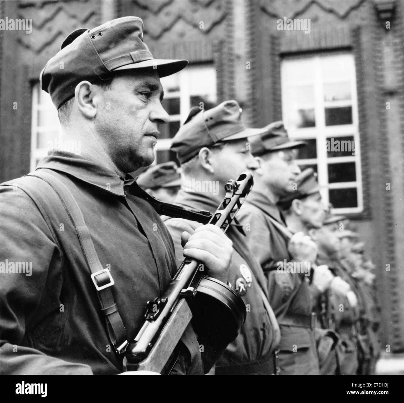 L'originale premere relazione della RDT news agency ADN sul retro della foto si legge: " Berlin 23.8.1961: dopo la loro distribuzione per fissare i confini di stato, i membri della brigata gruppo da Berlin-Mitte sono respinte in modo che essi possano tornare a lavorare dopo un appello su 23.8.1961 - durante il roll call." L'immagine e il testo dare uno sguardo in rappresentanza ufficiale degli eventi del 13 agosto 1961, come essi sono stati segnalati per la stampa e per i cittadini della Germania orientale. Il 13.8.1961, la RDT ha iniziato impostazione street barricate con il filo spinato e la costruzione del muro di Berlino Foto Stock L'originale premere relazione della RDT news agency ADN sul retro della foto si legge: " Berlin 23.8.1961: dopo la loro distribuzione per fissare i confini di stato, i membri della brigata gruppo da Berlin-Mitte sono respinte in modo che essi possano tornare a lavorare dopo un appello su 23.8.1961 - durante il roll call." L'immagine e il testo dare uno sguardo in rappresentanza ufficiale degli eventi del 13 agosto 1961, come essi sono stati segnalati per la stampa e per i cittadini della Germania orientale. Il 13.8.1961, la RDT ha iniziato impostazione street barricate con il filo spinato e la costruzione del muro di Berlino Foto Stock