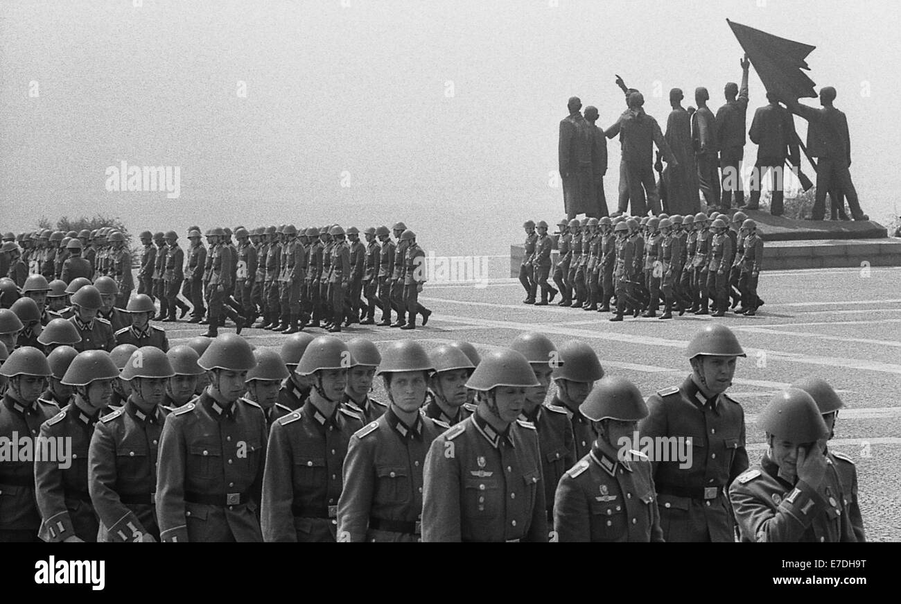 I militari di leva del GDR Nazionale dell Esercito del popolo sono giurato presso il monumento al fascista ex campo di concentramento (KZ) Buchenwald nei pressi di Weimar non datato dal 1978. Foto: Dieter Demme - Nessun servizio di filo- Foto Stock