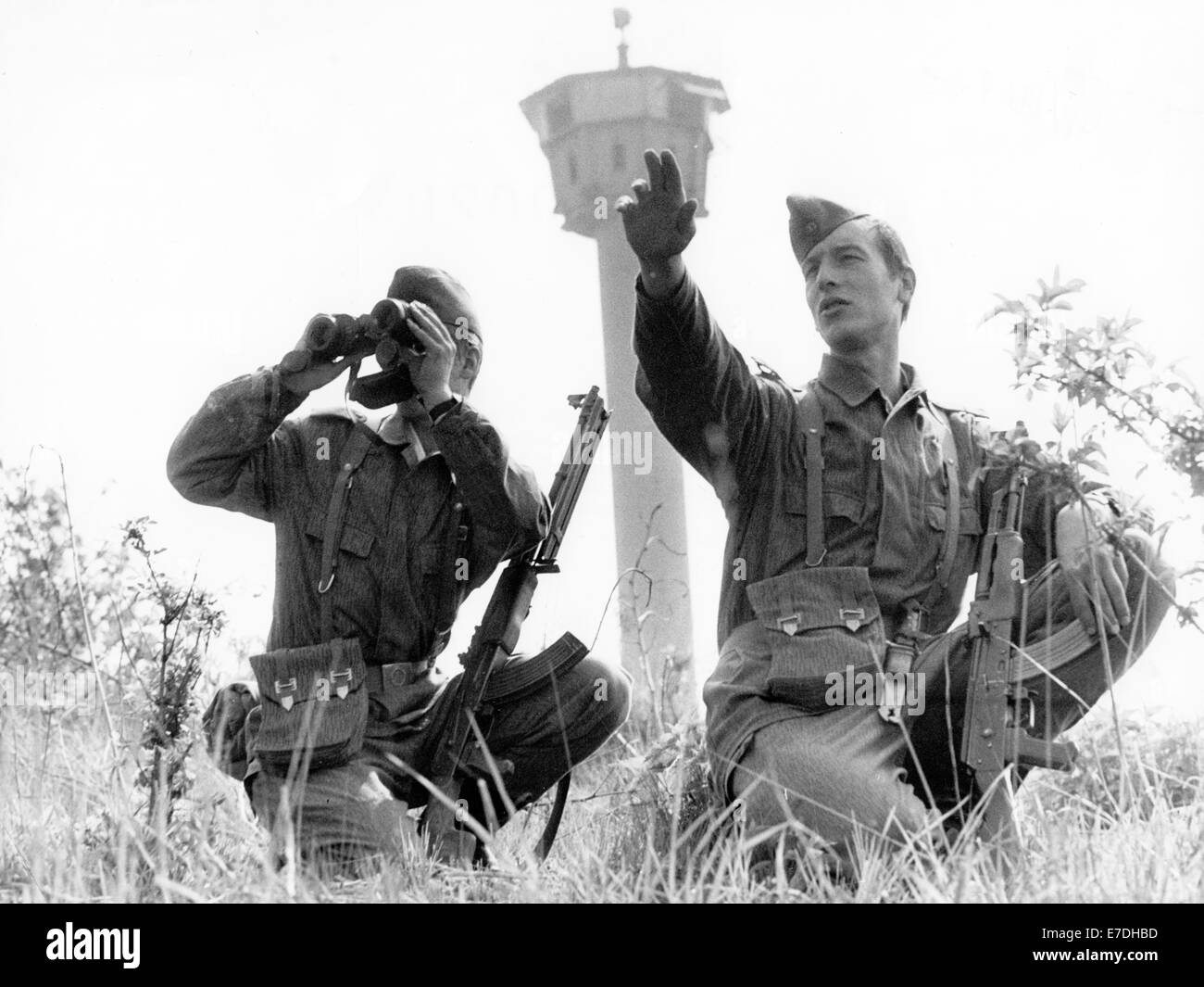 La relazione originale della RDT news agency ADN sul retro della foto si legge: '30.11.1978: GDR - il giorno delle guardie di frontiera (Dicembre 1). Germania orientale le truppe di frontiera sono responsabili per la protezione fuori patria socialista. I mezzi che ogni nuovo soldato ha di conoscere il suo tratto di confine perfettamente. Pertanto post private leader Waldemar Vogt (R) spiega ogni caratteristica di terra di confine soldato Detlef Warnowski.' (una qualità ridotta a causa di età del documento.) Foto: dpa-ZB/Huelsdorff Foto Stock