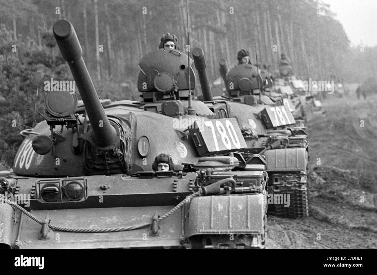 Oriente nazionale tedesco di Esercito del popolo serbatoi nel corso di una sessione di formazione a un addestramento militare in terra vicino Nochten, Germania, 1972. Foto: Ernst-Ludwig Bach Foto Stock