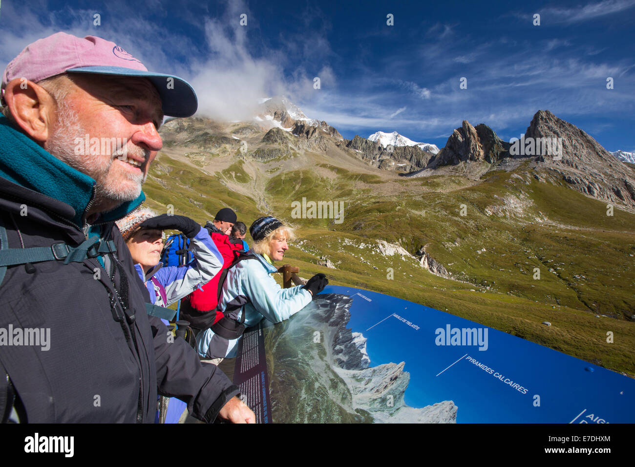 Una foto di bordo su un centro visitatori nel Vallon de la lex Blanche al di sotto di Mont Blanc, Italia, sul Tour de Mont Blanc a lunga distanza sentiero. Foto Stock