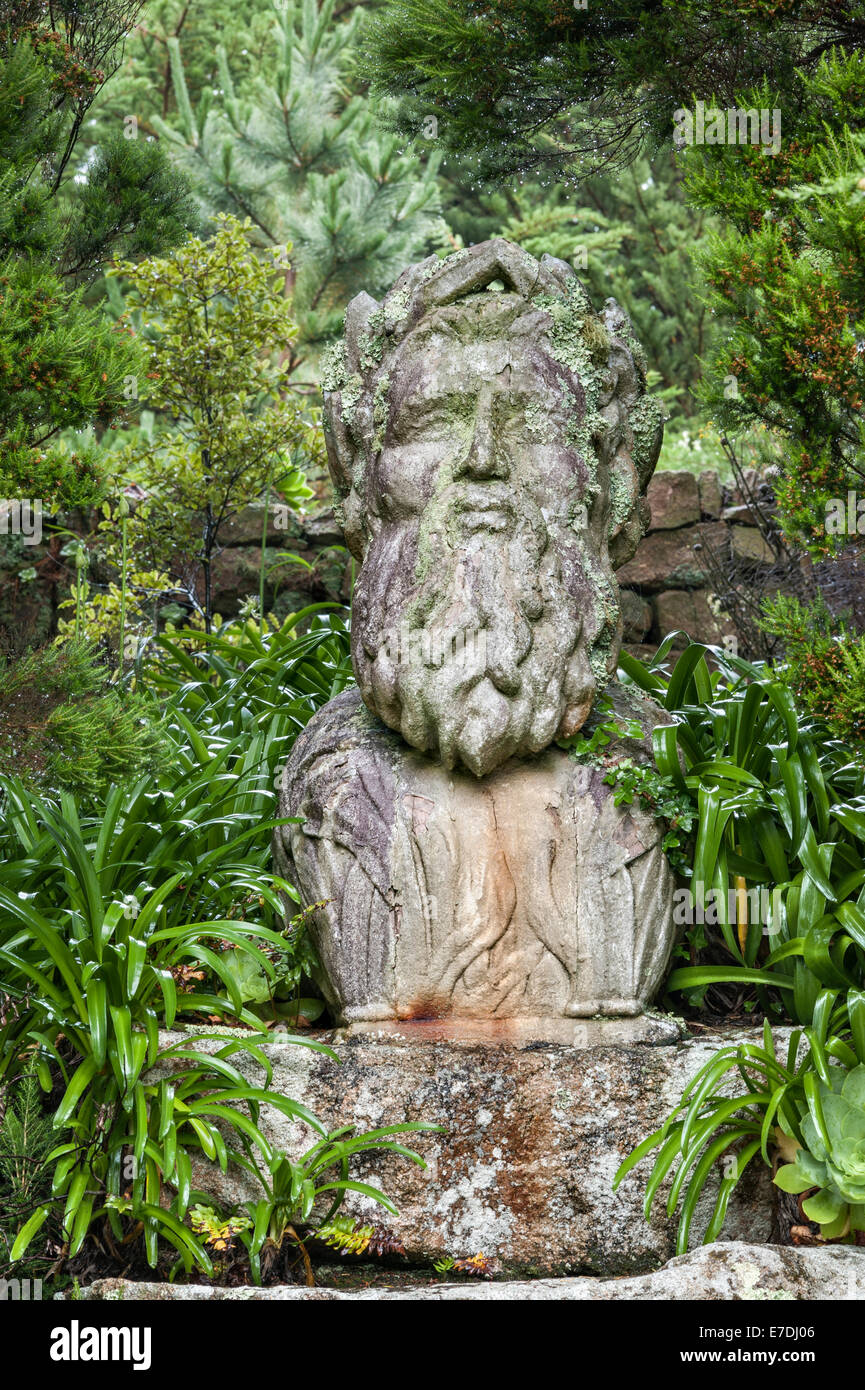 Tresco Abbey giardino, nella parte superiore del Nettuno passi. La figura è infatti Padre Tamigi, presi da un naufragio nel 1841 Foto Stock