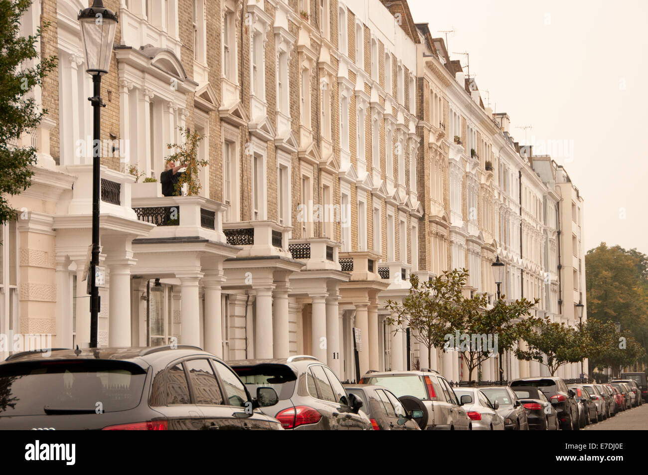 Tipico fila di case intorno a Notting Hill nella zona ovest di Londra Foto Stock