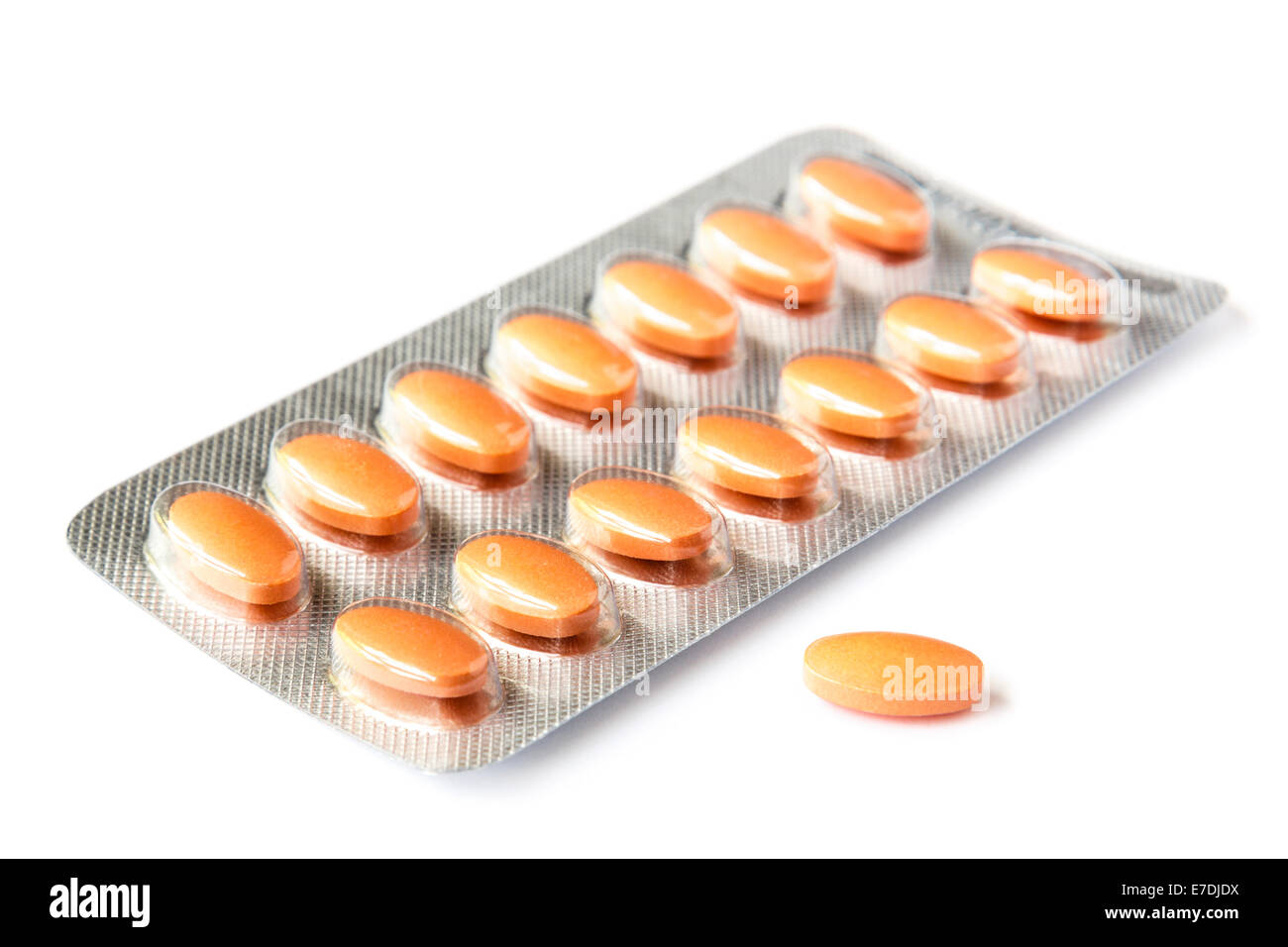 Simvastatina 40 mg compresse di statina farmaco prescritto per il trattamento di colesterolo alto in un foglio di pillole blister senza marchio isolato su bianco Foto Stock