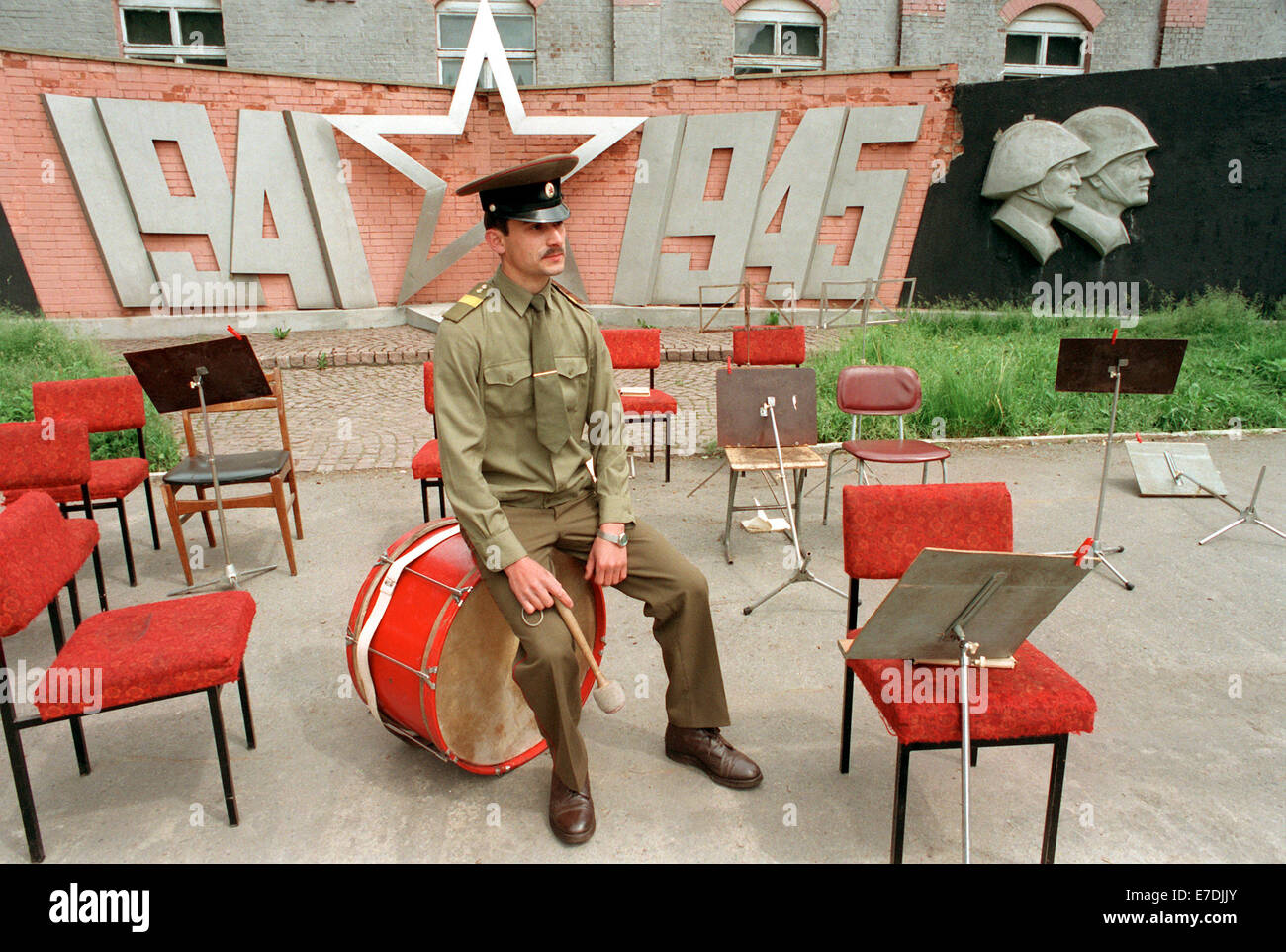 Una suola militare russo musicista si siede sul suo tamburo dopo le ultime truppe russe ufficialmente lasciato Chemnitz (Germania), 28 maggio 1993. I 450 soldati del 288brigata di artiglieria sono state spostate nel mulino vicino a Nizhny Novgorod. Foto Stock