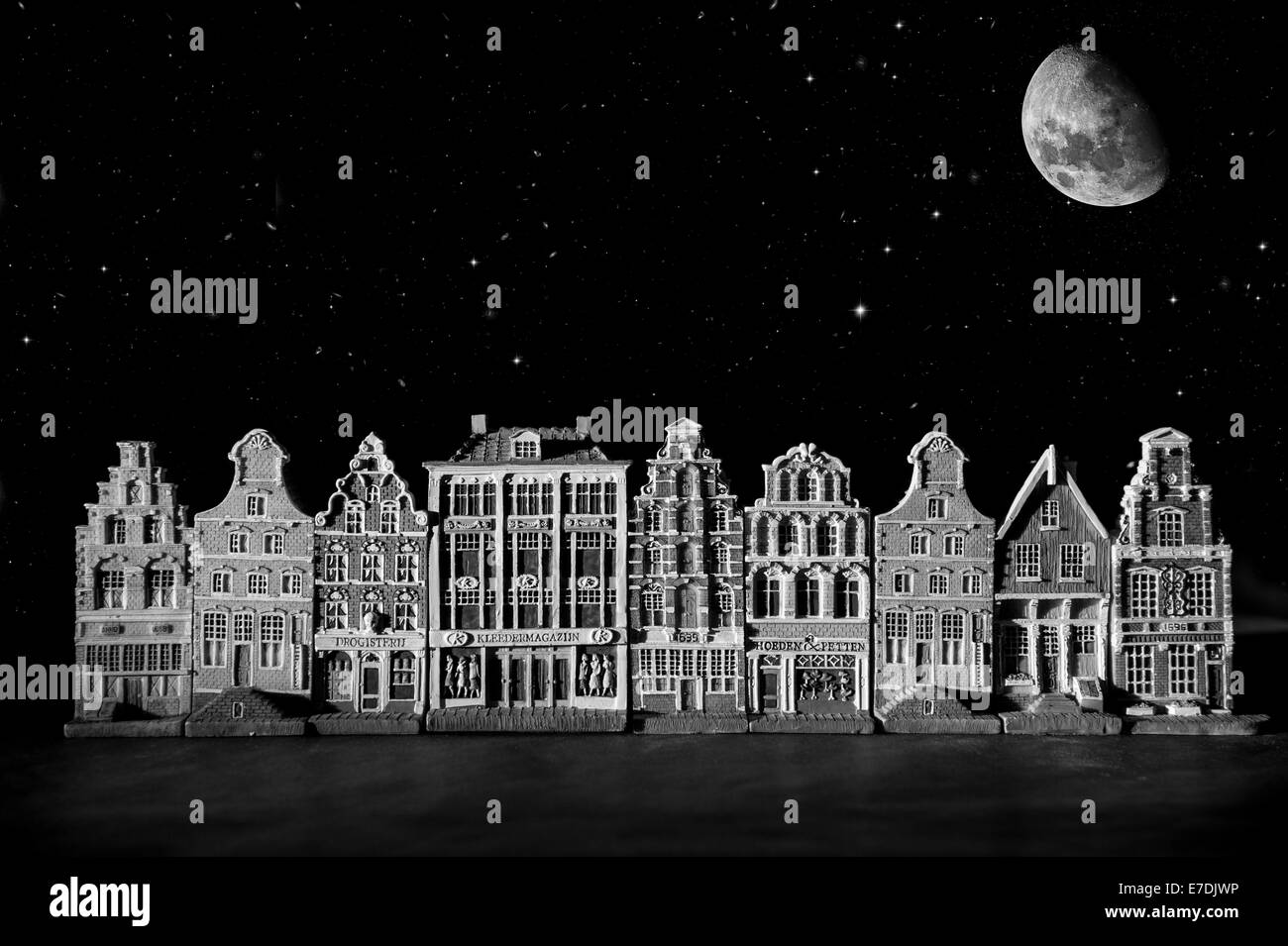Fila di tradizionali Dutch Canal case sotto un cielo stellato con la luna in bianco e nero Foto Stock