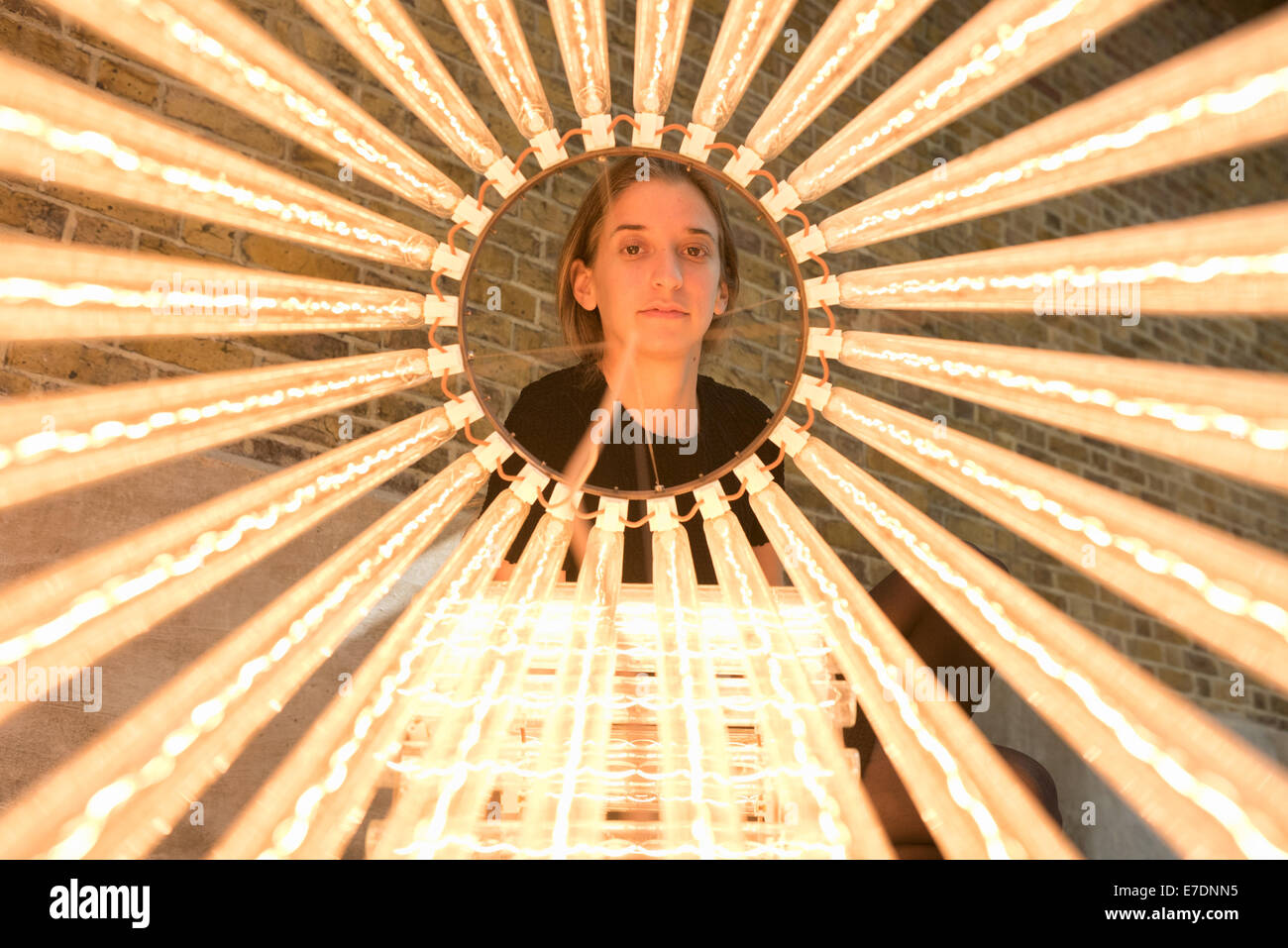 Londra, Regno Unito. Xv Sep, 2014. Un membro del personale guarda " Colonna (Assemblaggi) IX, 2010' di Cerith Wyn Evans durante l'anteprima di stampa della sua nuova mostra personale a serpentine Sackler Gallery. Credito: Piero Cruciatti/Alamy Live News Foto Stock