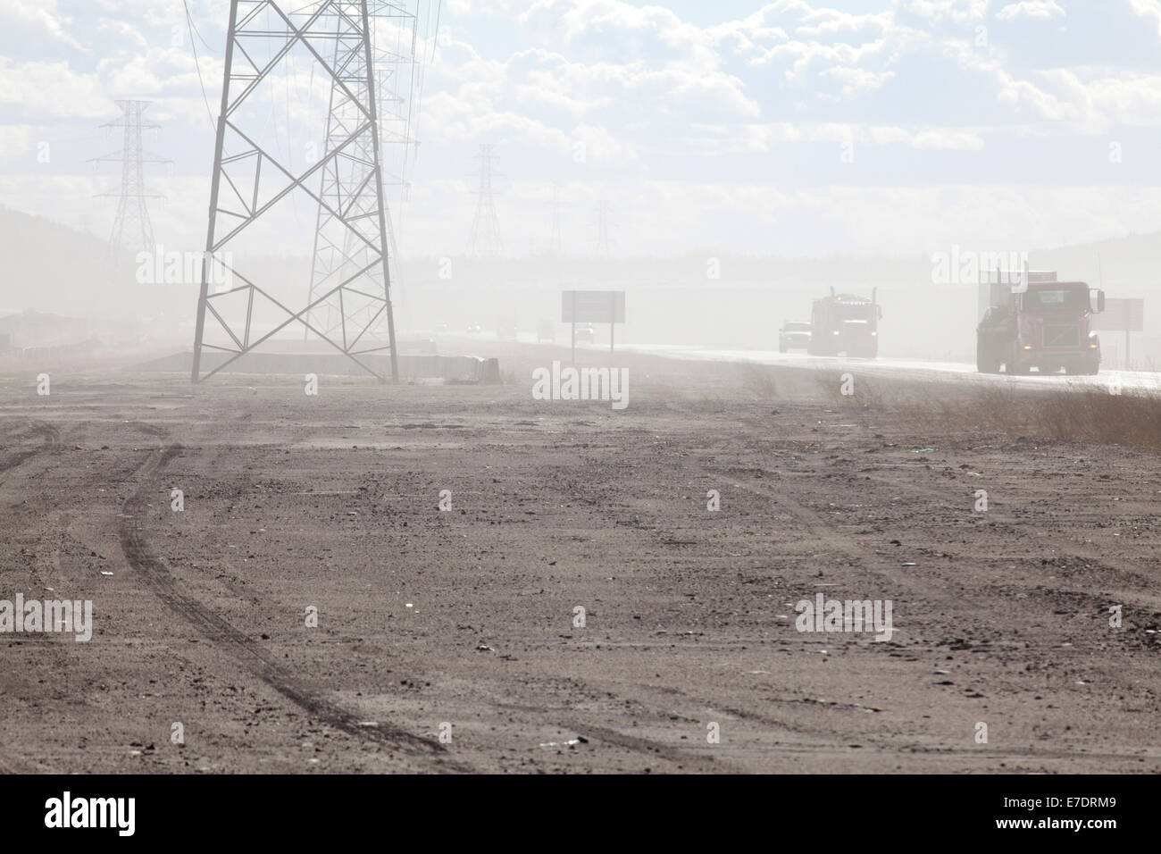 Autocarri pesanti su strada polverosa, Fort McMurray, Alberta, Canada Foto Stock