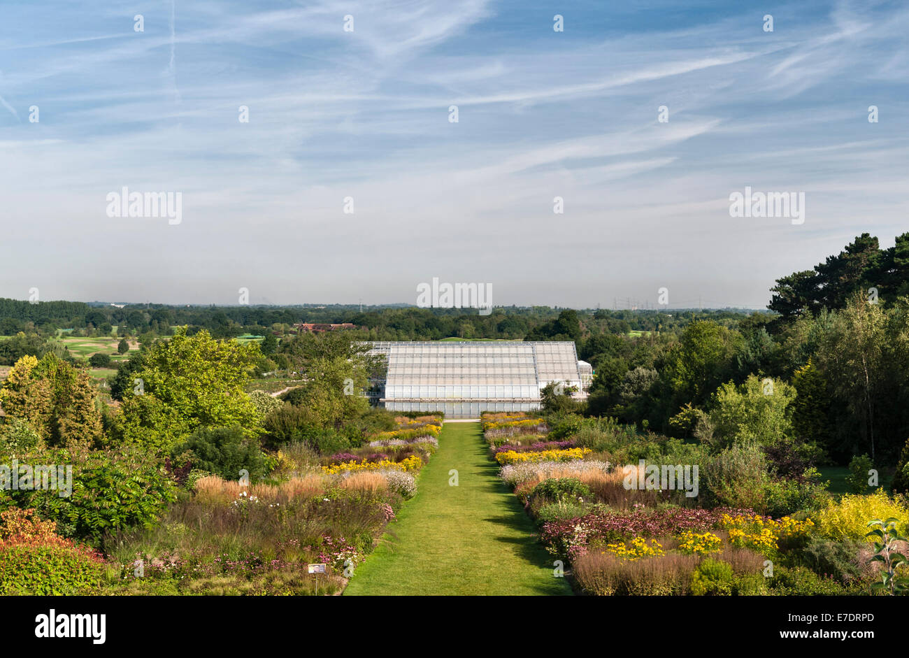 Il Royal Horticultural Society (RHS) giardini, Wisley, Surrey, Regno Unito. Visualizza in basso la Glasshouse frontiere in Settembre Foto Stock