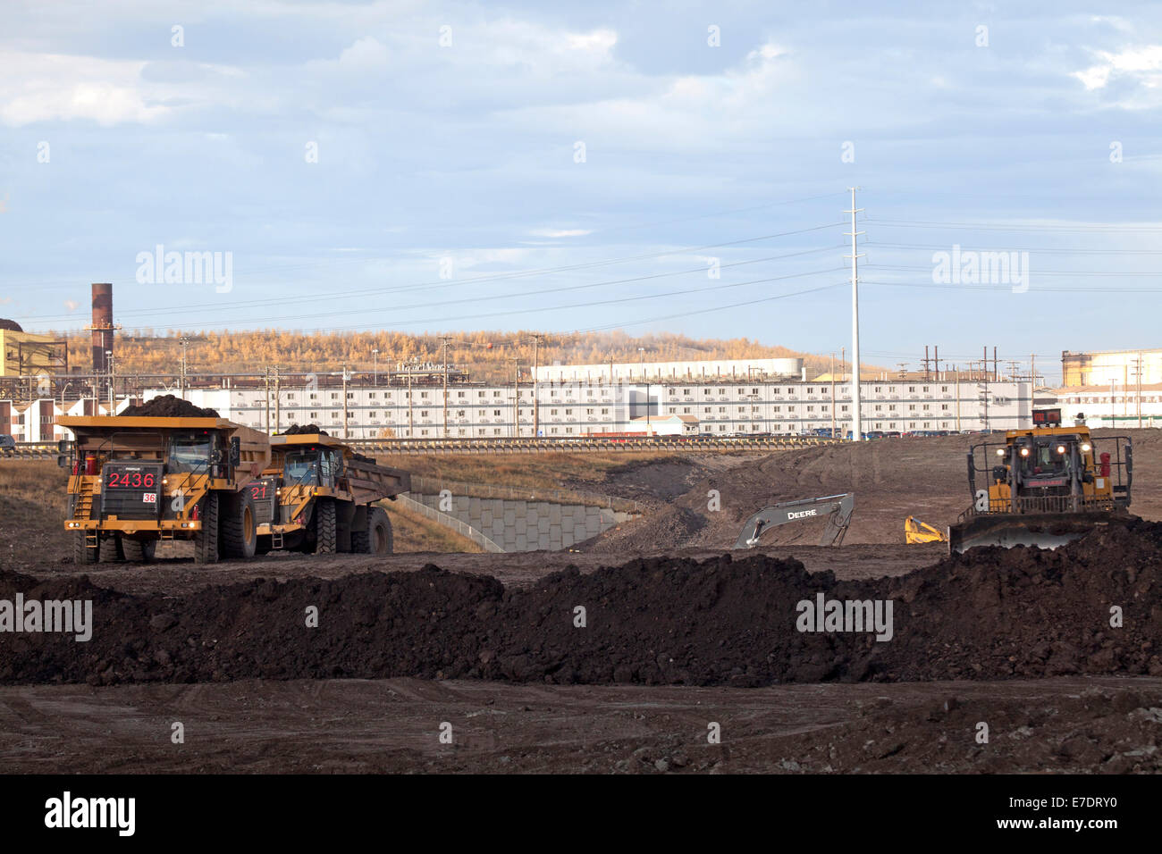 Macchine per movimento terra e autocarri con cassone ribaltabile in corrispondenza di tar sands, Fort McMurray, Alberta, Canada Foto Stock