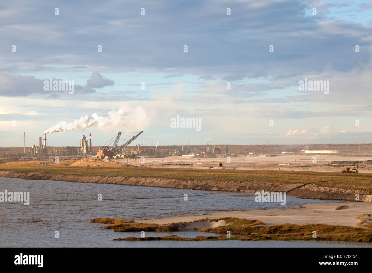 Paesaggio industriale che mostra l'emissione di fumo da camini in ambiente, Fort McMurray, Alberta, Canada Foto Stock