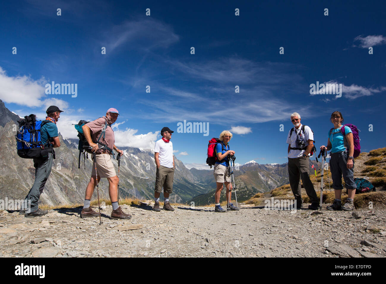 Walkers sul Tour de Mont Blanc e appassionati di mountain bike fuori ascendente del Vallon de la lex Blanche in Italia, al di sotto di Mont Blanc. Foto Stock