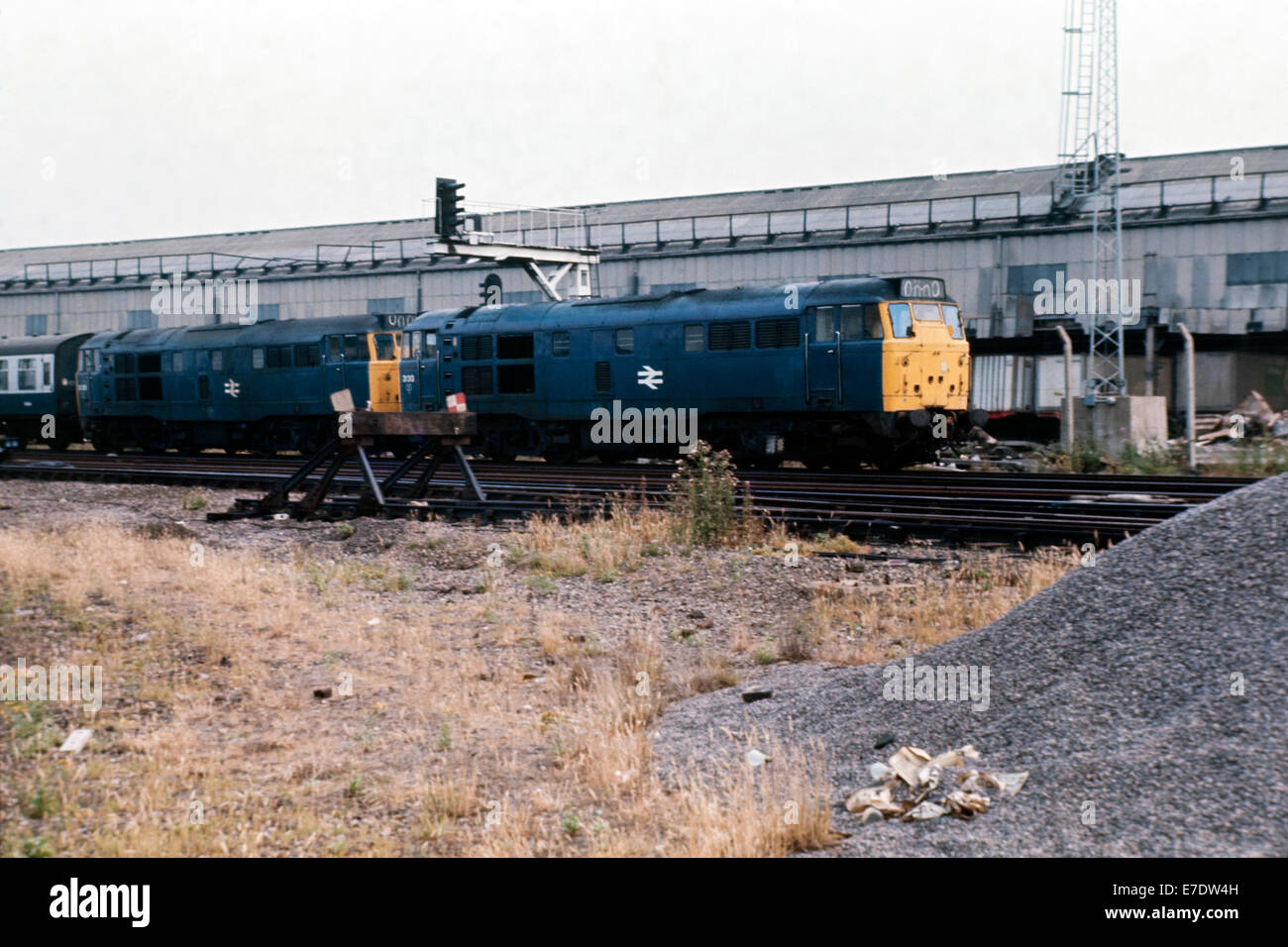 Due british rail classe 31 locomotive a stratford deposito a Londra Inghilterra1976 Foto Stock