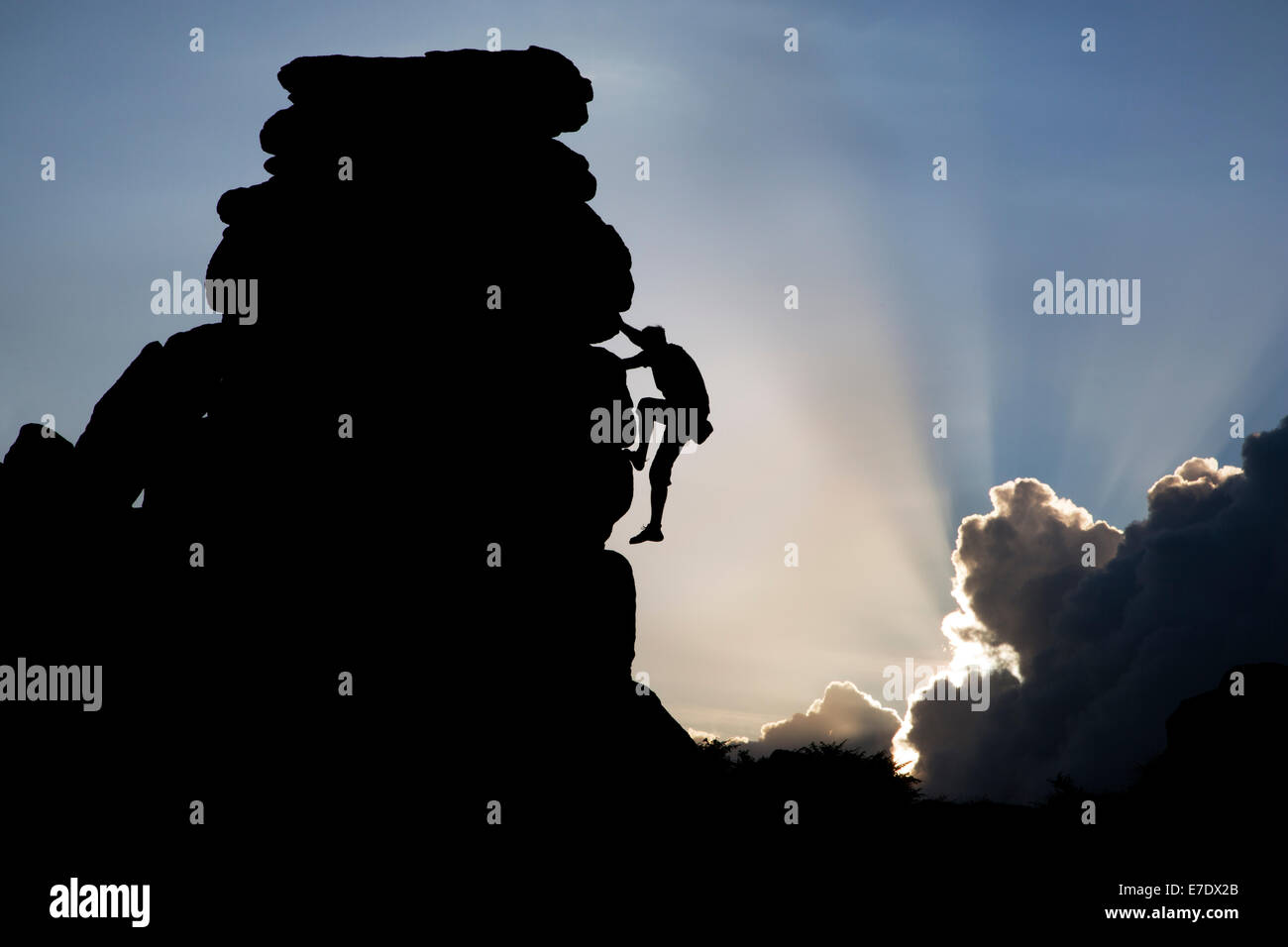 L'uomo libero arrampicata su una roccia a Hound Tor su Dartmoor in Devon Foto Stock