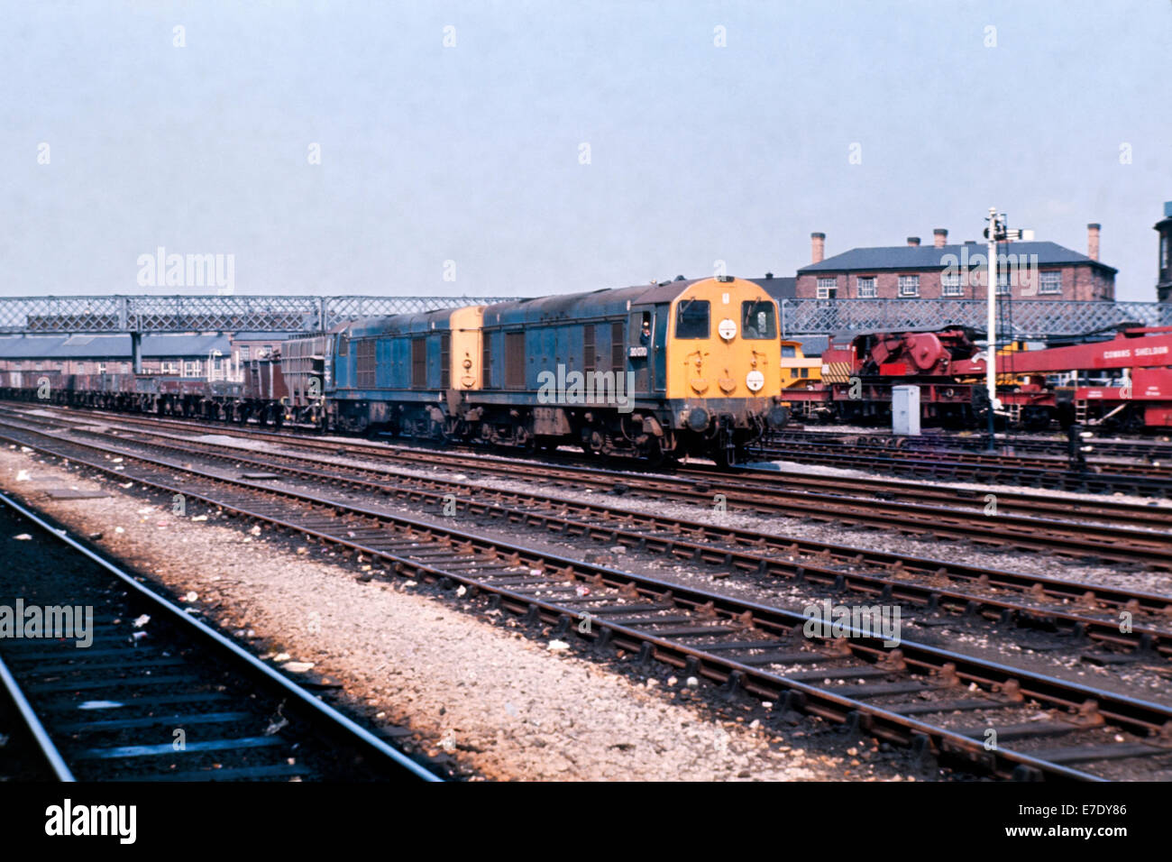 Due british rail classe 20 locomotive trasporta merci a Derby Inghilterra 1976 Foto Stock
