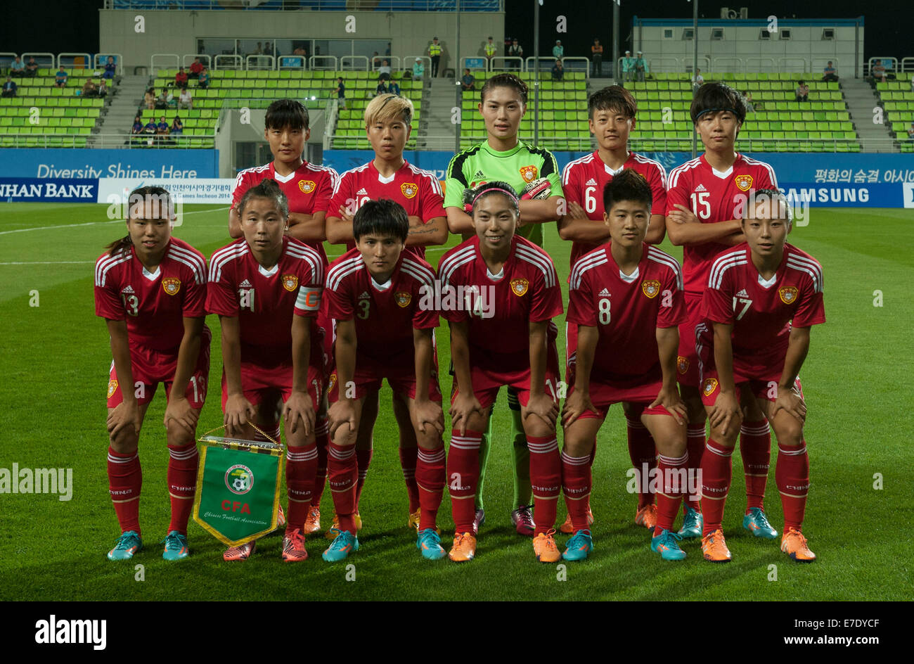 Incheon, Corea del Sud. Xv Sep, 2014. I giocatori della Cina rappresentano per le fotografie prima che il calcio femminile gruppo B il match contro il Giappone a XVII Giochi Asiatici, Incheon, Corea del Sud, sul Sett. 15, 2014. © Xie Haining/Xinhua/Alamy Live News Foto Stock
