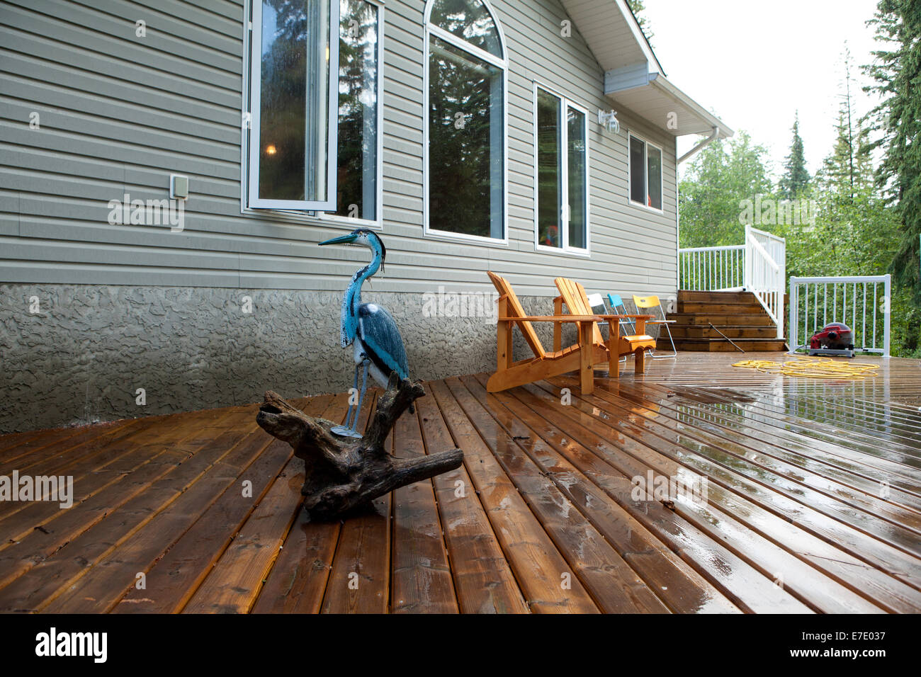 Casa con portico ad umido decking, Cold Lake, Alberta, Canada Foto Stock