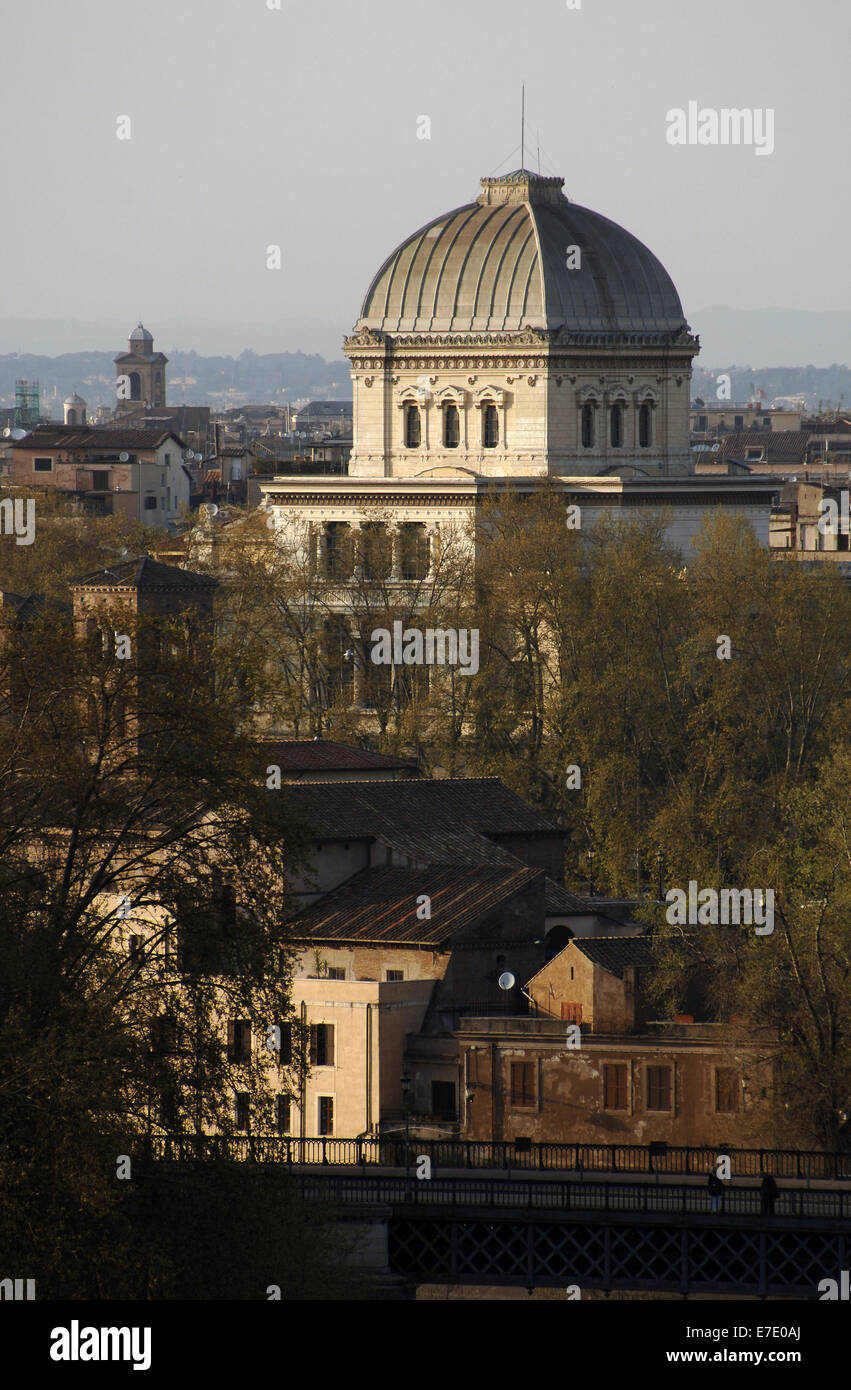 L'Italia. Roma. Grande Sinagoga di Roma, 1901-1904. Costruito da Vincenzo Costa e Osvaldo Armanni. Stile eclettico. Esterno. Foto Stock