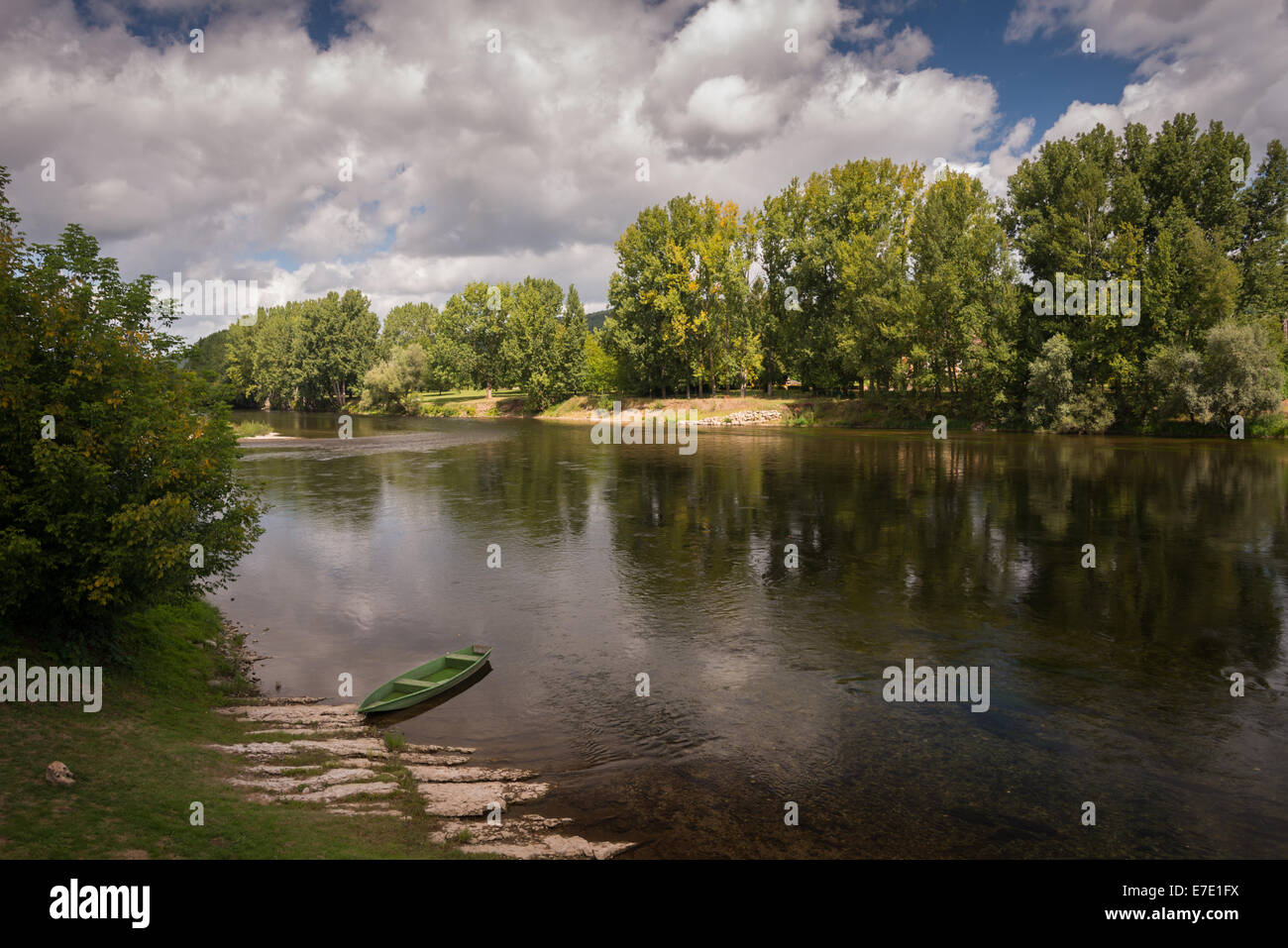 Scena tranquilla sul fiume Dordogne, Francia Foto Stock