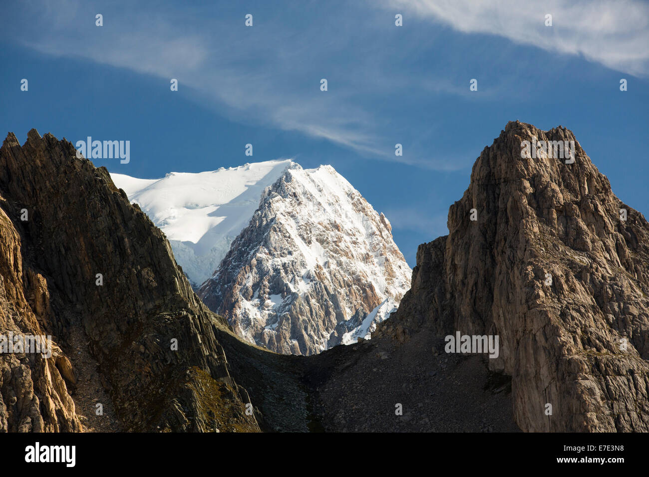 Guardando verso il Mont Blanc e Mont Blanc du Courmayeur da Col de la Seigne, sul Tour de Mont Blanc, con Les Pyramides Calcaires in primo piano. Foto Stock