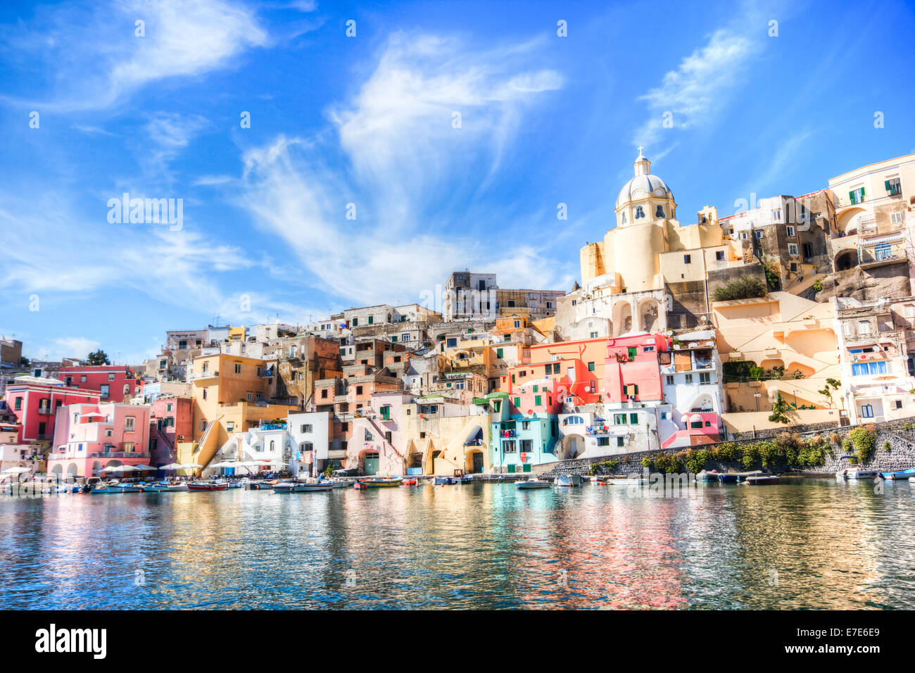 Procida, coloratissima isola nel mare Mediterraneo, Napoli, Italia Foto Stock