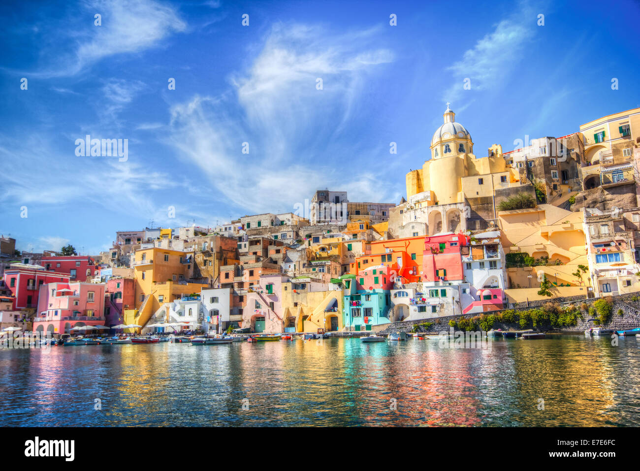Procida, coloratissima isola nel mare Mediterraneo, Napoli, Italia Foto Stock