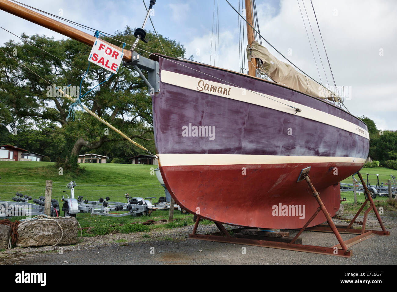Un vecchio yacht a vela in vendita a Pembrokeshire, Galles, Regno Unito Foto Stock