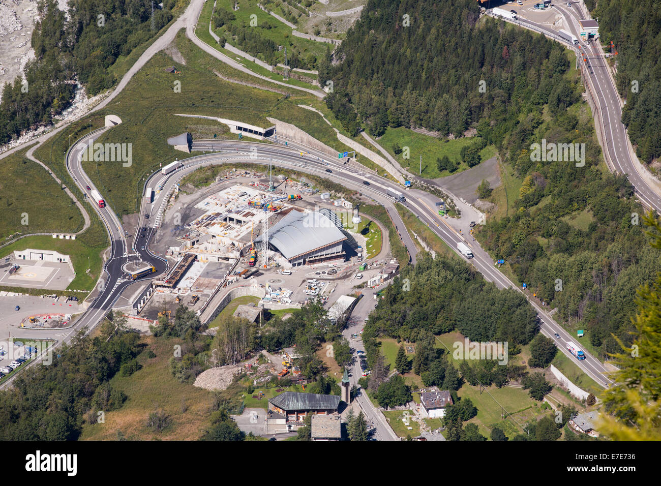 L ingresso del Traforo del Monte Bianco a Entreves sul lato italiano, al di sopra di Courmayeur. Foto Stock