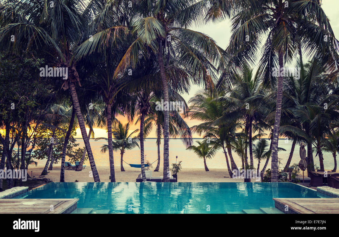 Piscina sulla spiaggia tropicale Foto Stock