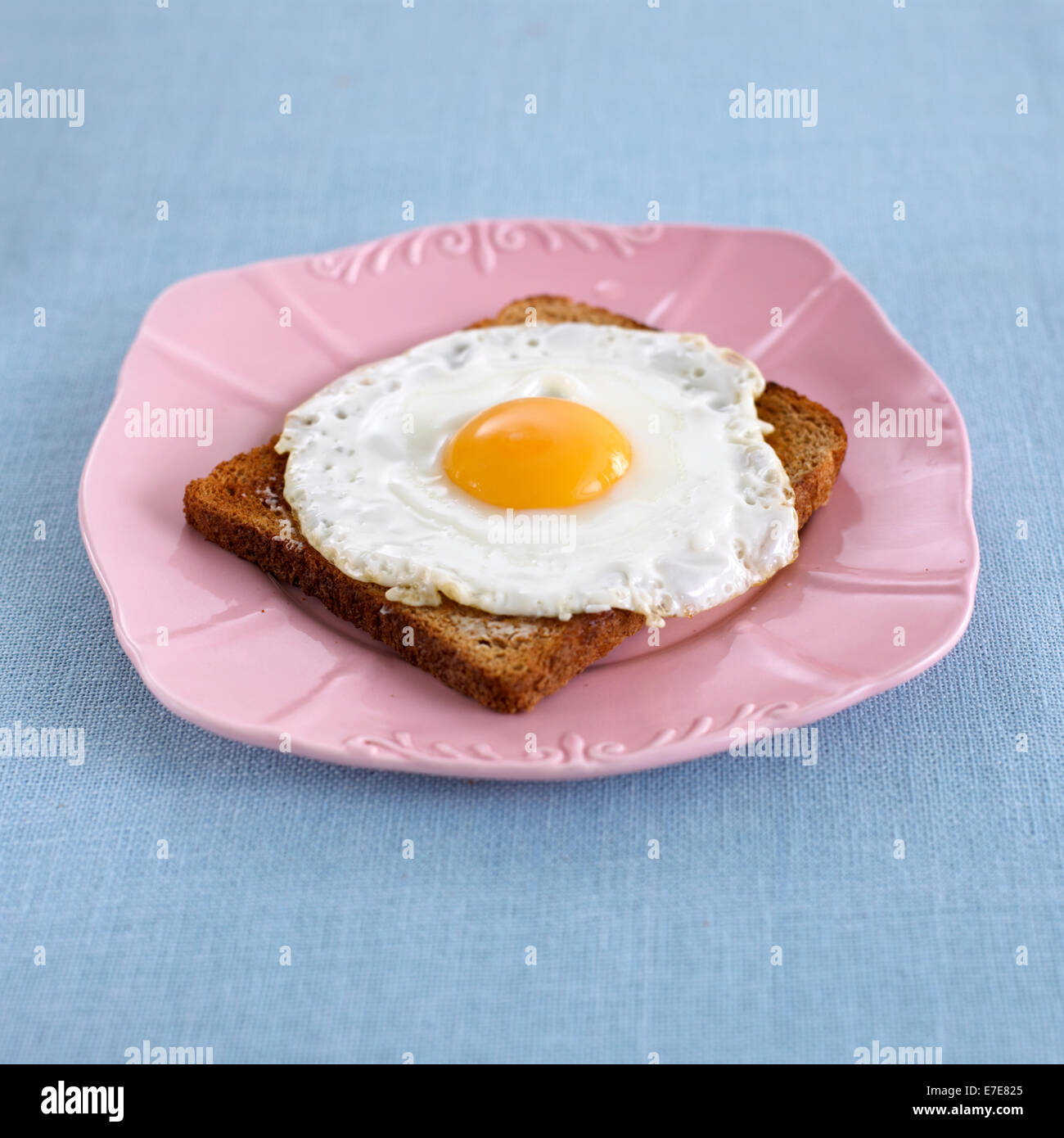 Uovo fritto su pane tostato Foto Stock