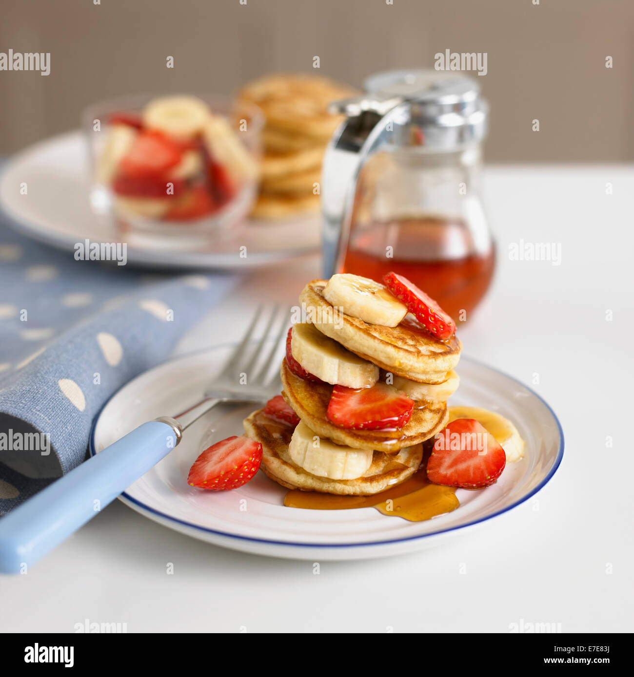 Un piatto di frutta e pancake Foto Stock