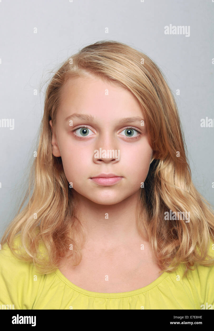 Caucasian bambina closeup ritratto. Headshot su grigio Foto Stock
