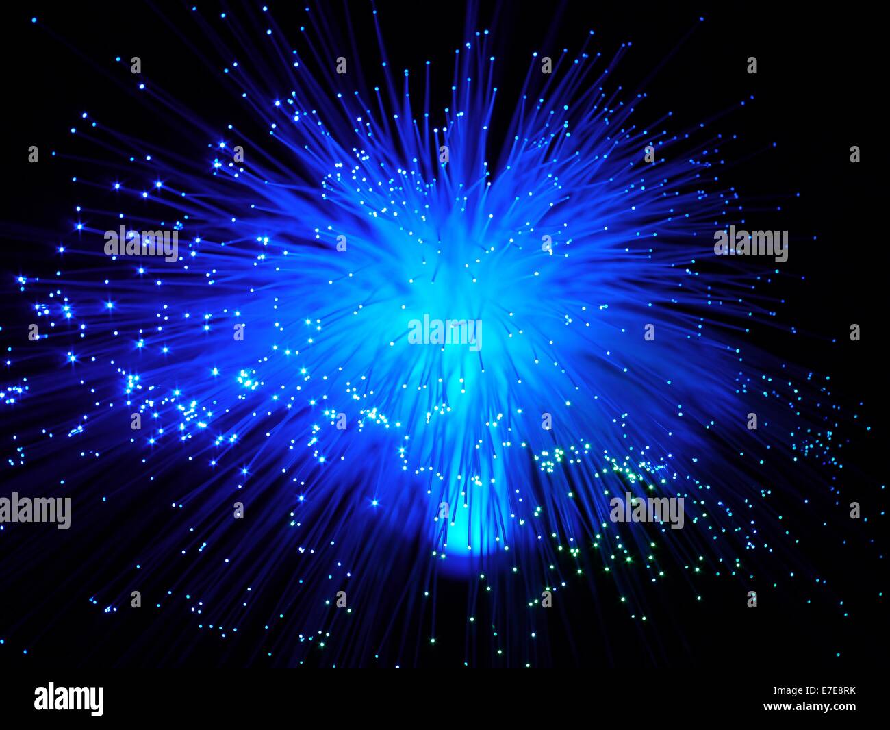 Il colore di cavi in fibra ottica su sfondo nero Foto Stock